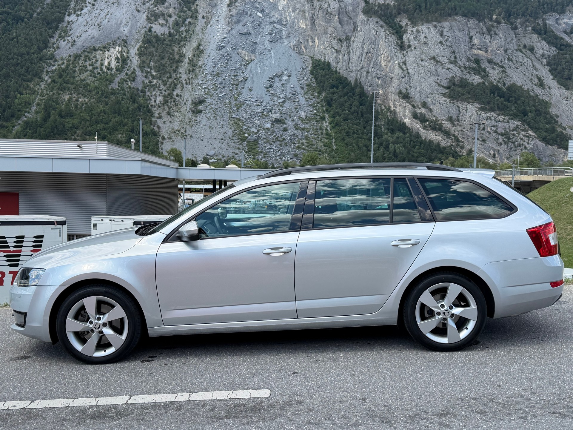 SKODA Octavia Combi 1.8 TSI Elegance 4x4 DSG-image-2
