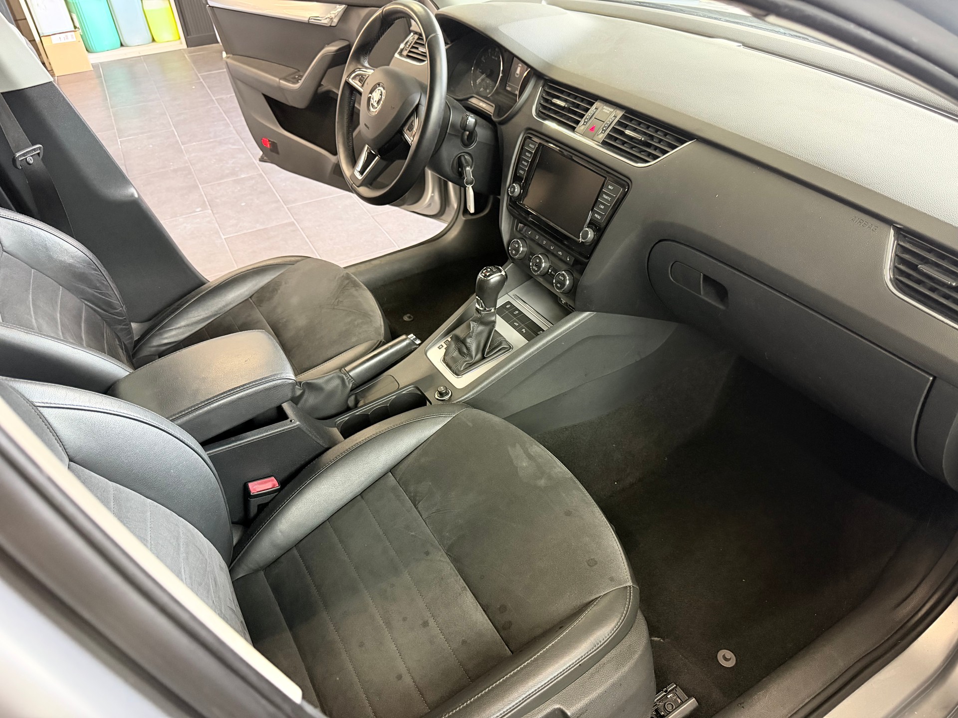 SKODA Octavia Combi 1.8 TSI Elegance 4x4 DSG-image-11