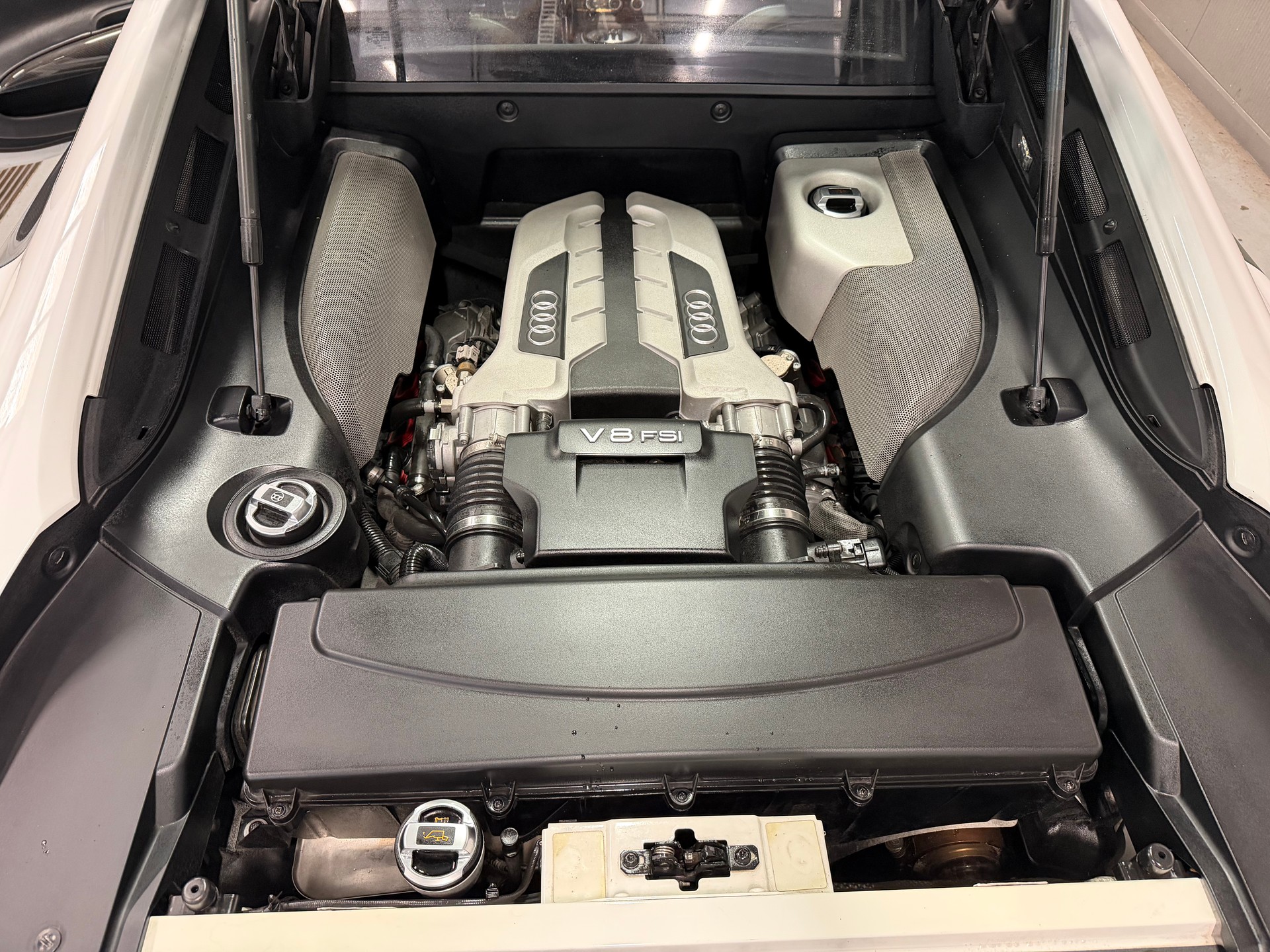 AUDI R8 Coupé 4.2-image-14