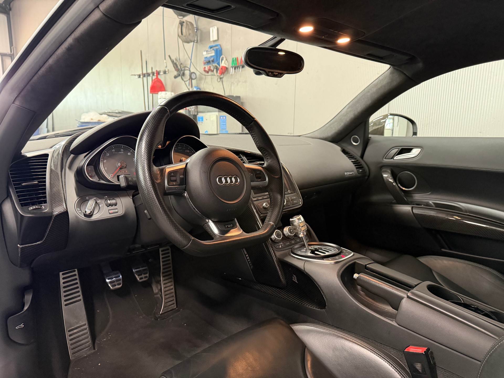 AUDI R8 Coupé 4.2-image-10