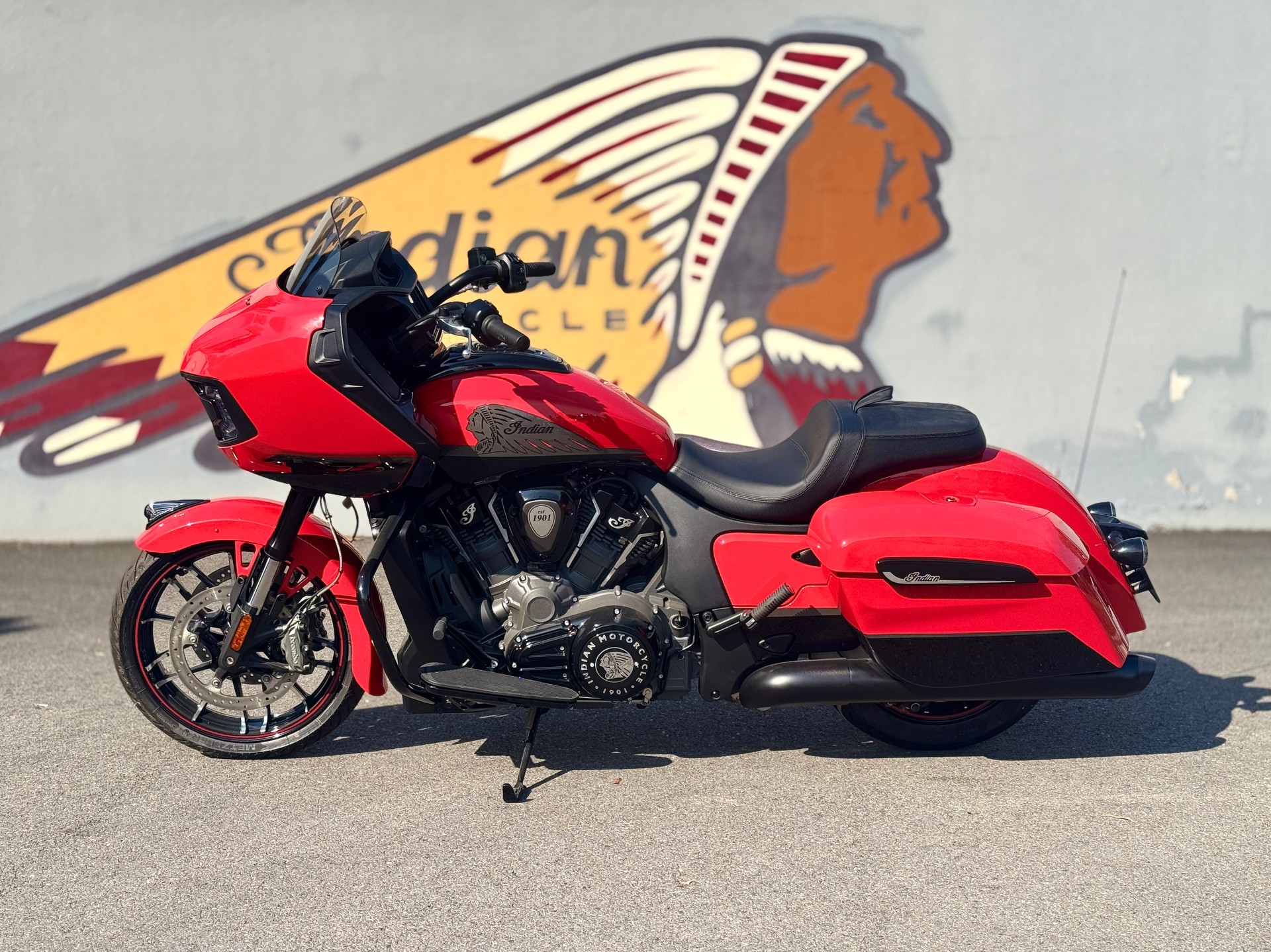 INDIAN Challenger Dark Horse-showroom-element-2