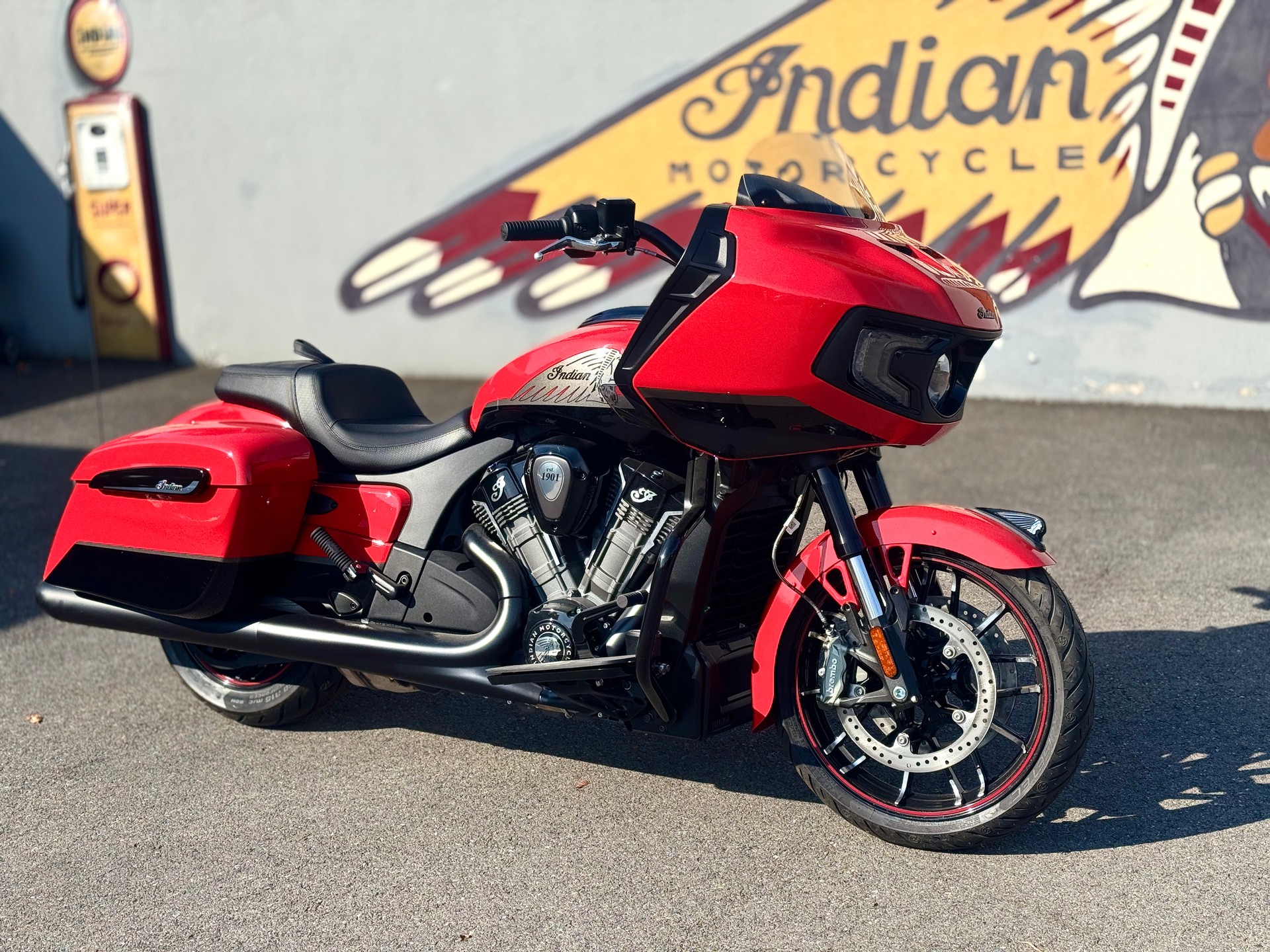 INDIAN Challenger Dark Horse-showroom-element-1