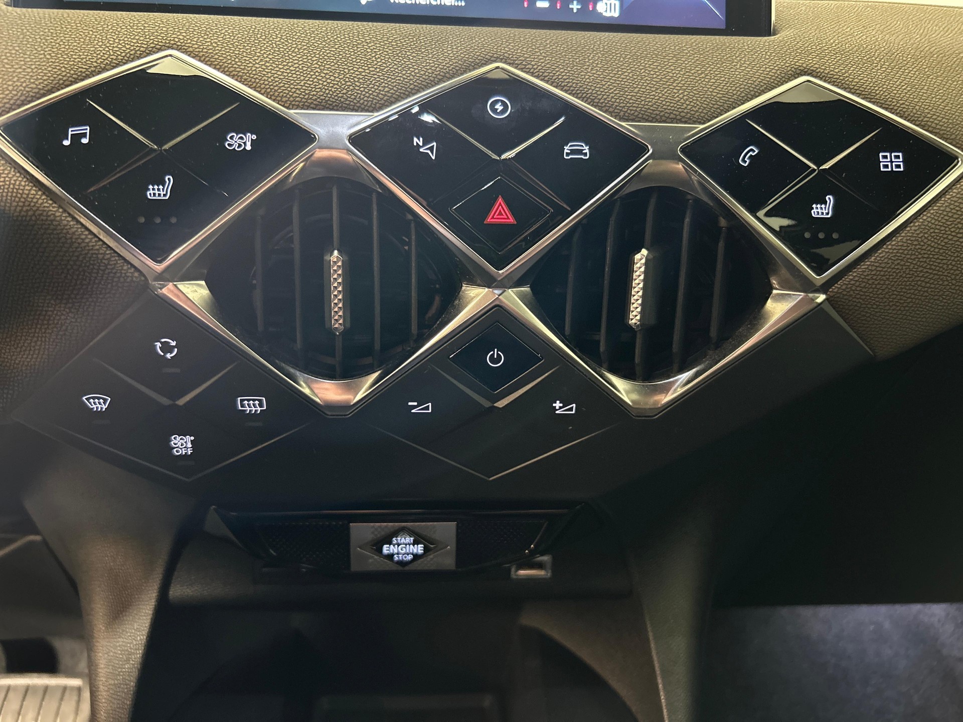 DS AUTOMOBILES 3 Crossback E-Tense So Chic-image-15