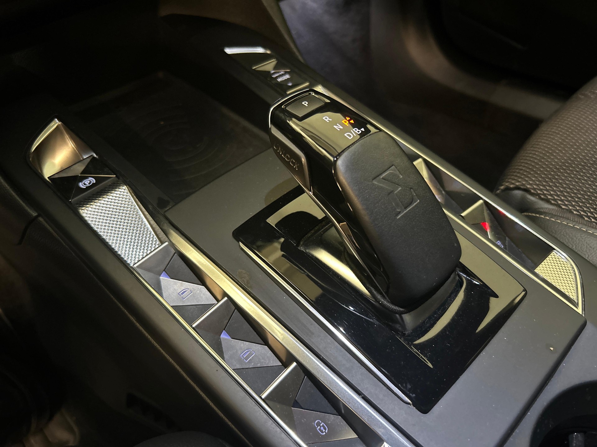 DS AUTOMOBILES 3 Crossback E-Tense So Chic-image-16