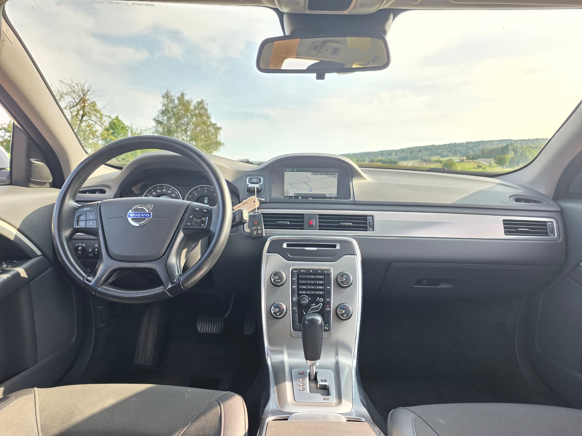 VOLVO V70 D2 Summum Powershift-image-10