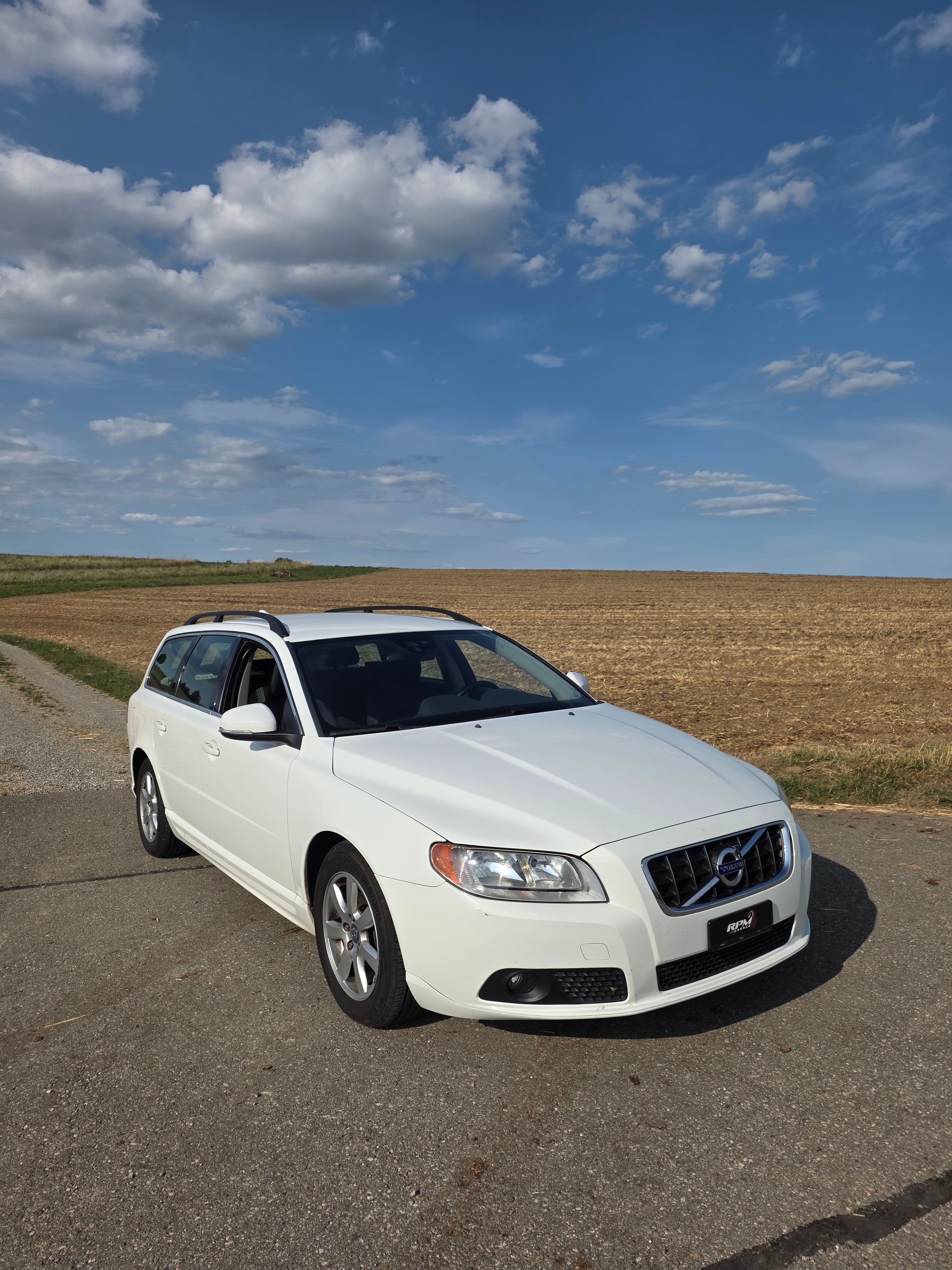 VOLVO V70 D2 Summum Powershift-image-1