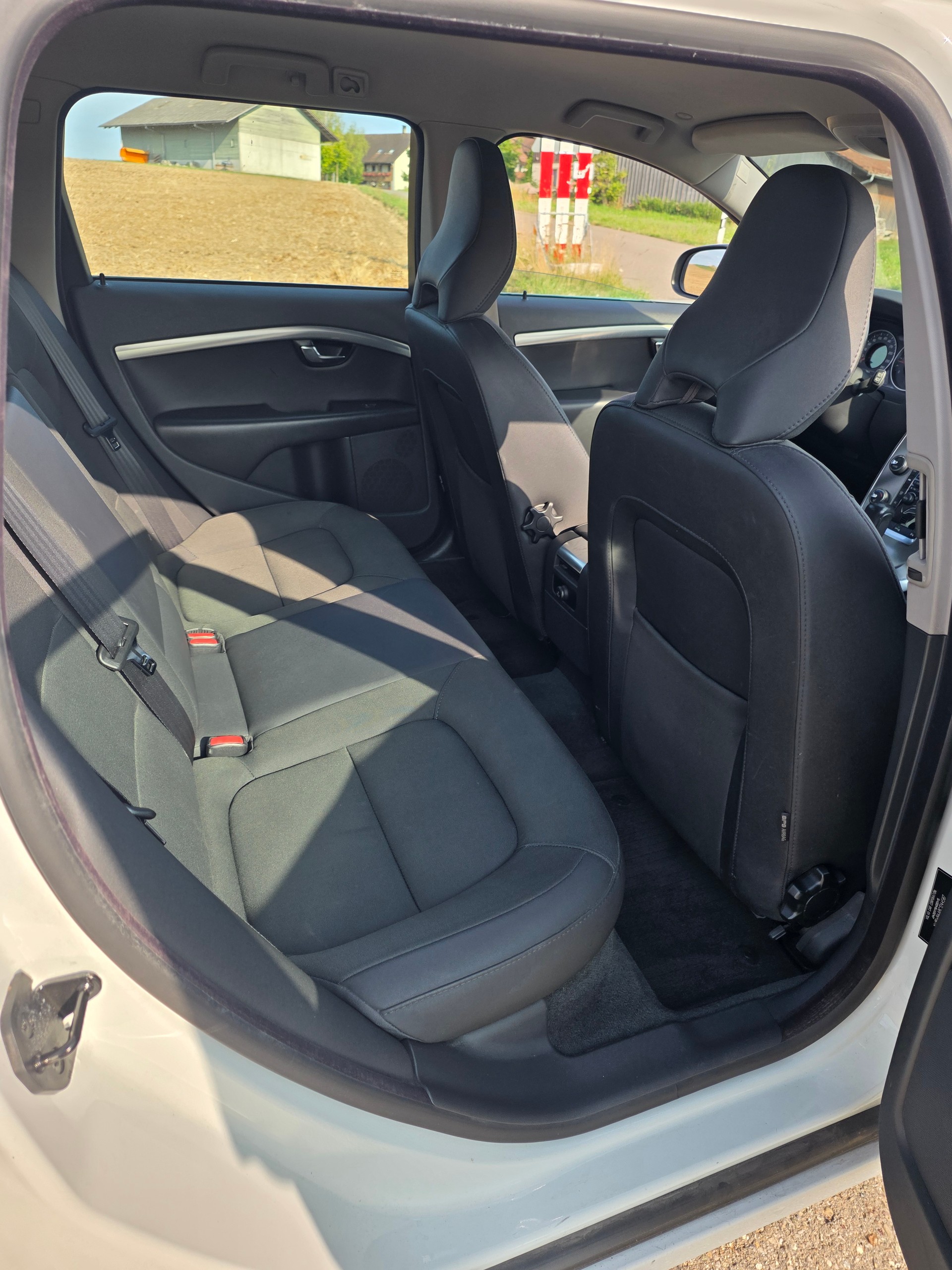 VOLVO V70 D2 Summum Powershift-image-15