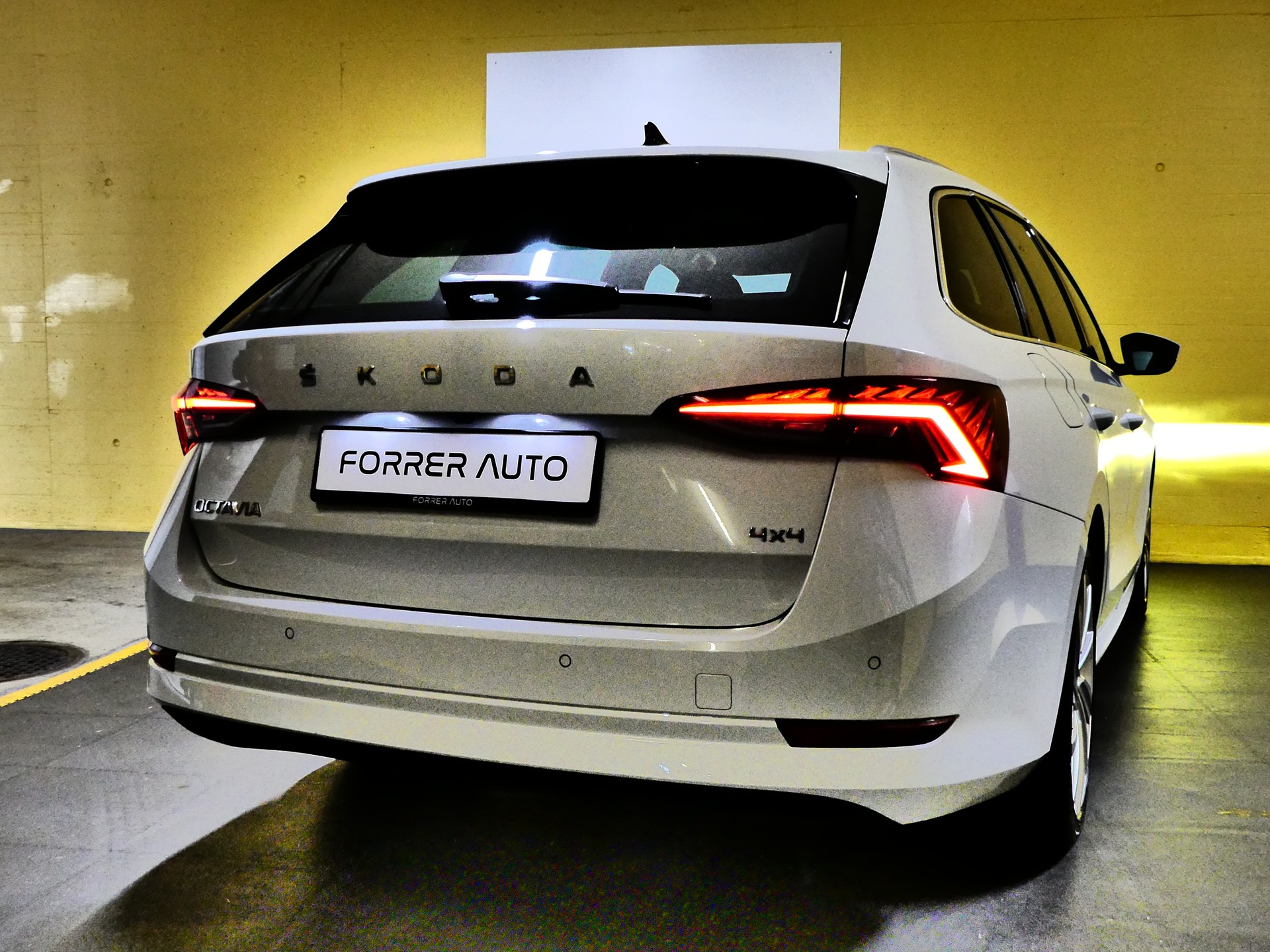 SKODA Octavia Combi 2.0 TDI DSG Style 4x4-image-7