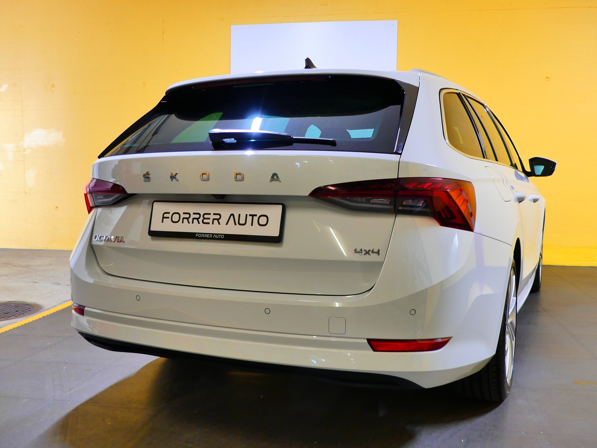 SKODA Octavia Combi 2.0 TDI DSG Style 4x4-image-6