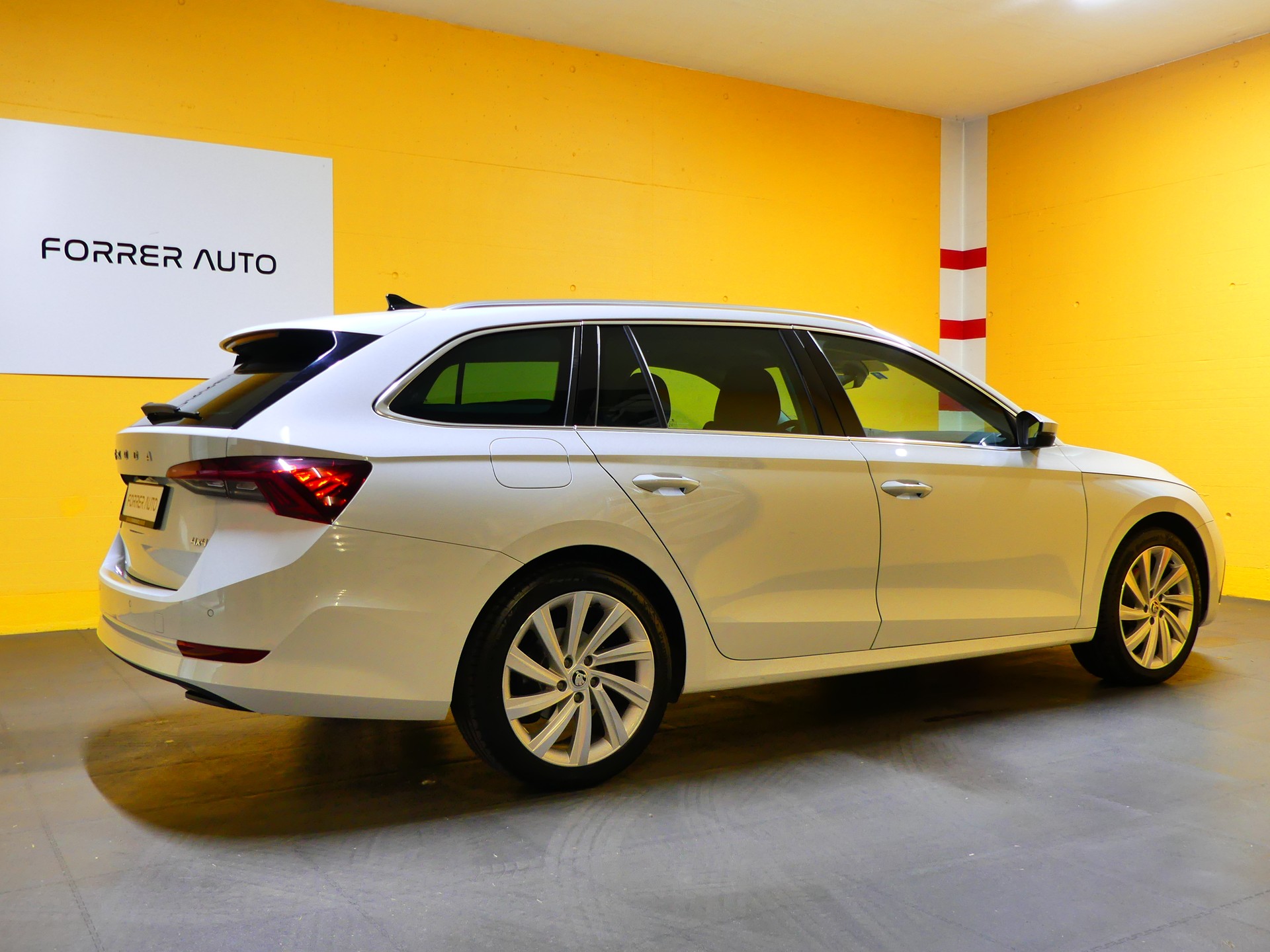 SKODA Octavia Combi 2.0 TDI DSG Style 4x4-image-4