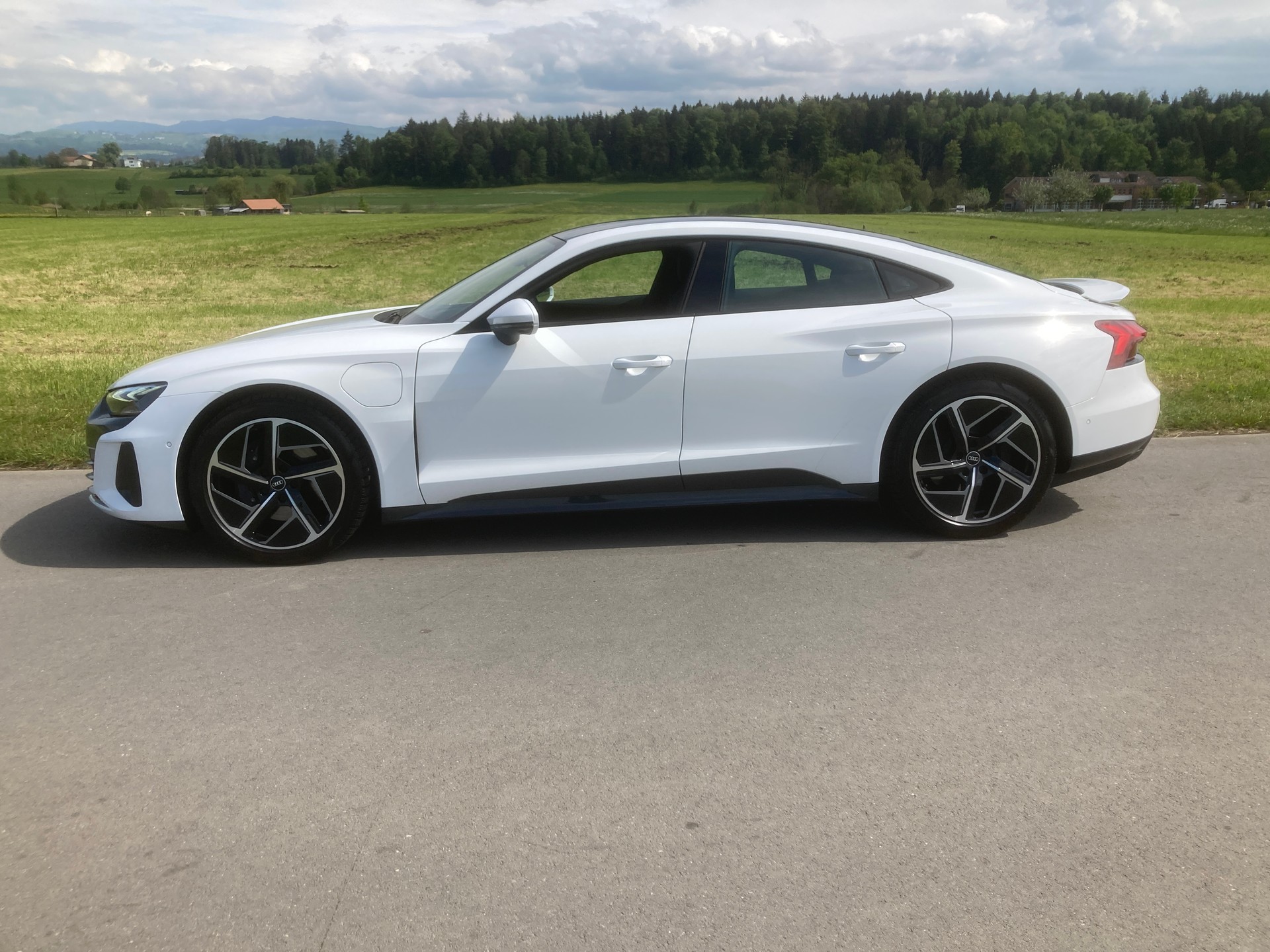 AUDI e-tron GT quattro-image-7