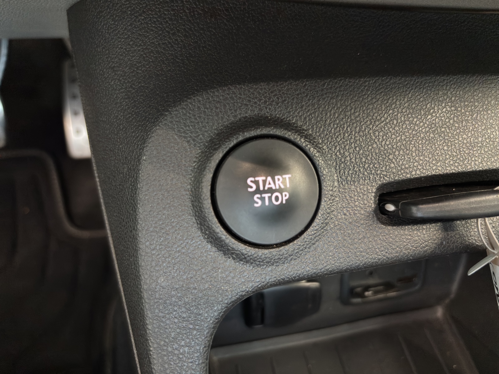 RENAULT Captur 1.3 T 16V Initiale Paris EDC mit Leder und Winterräder-image-15