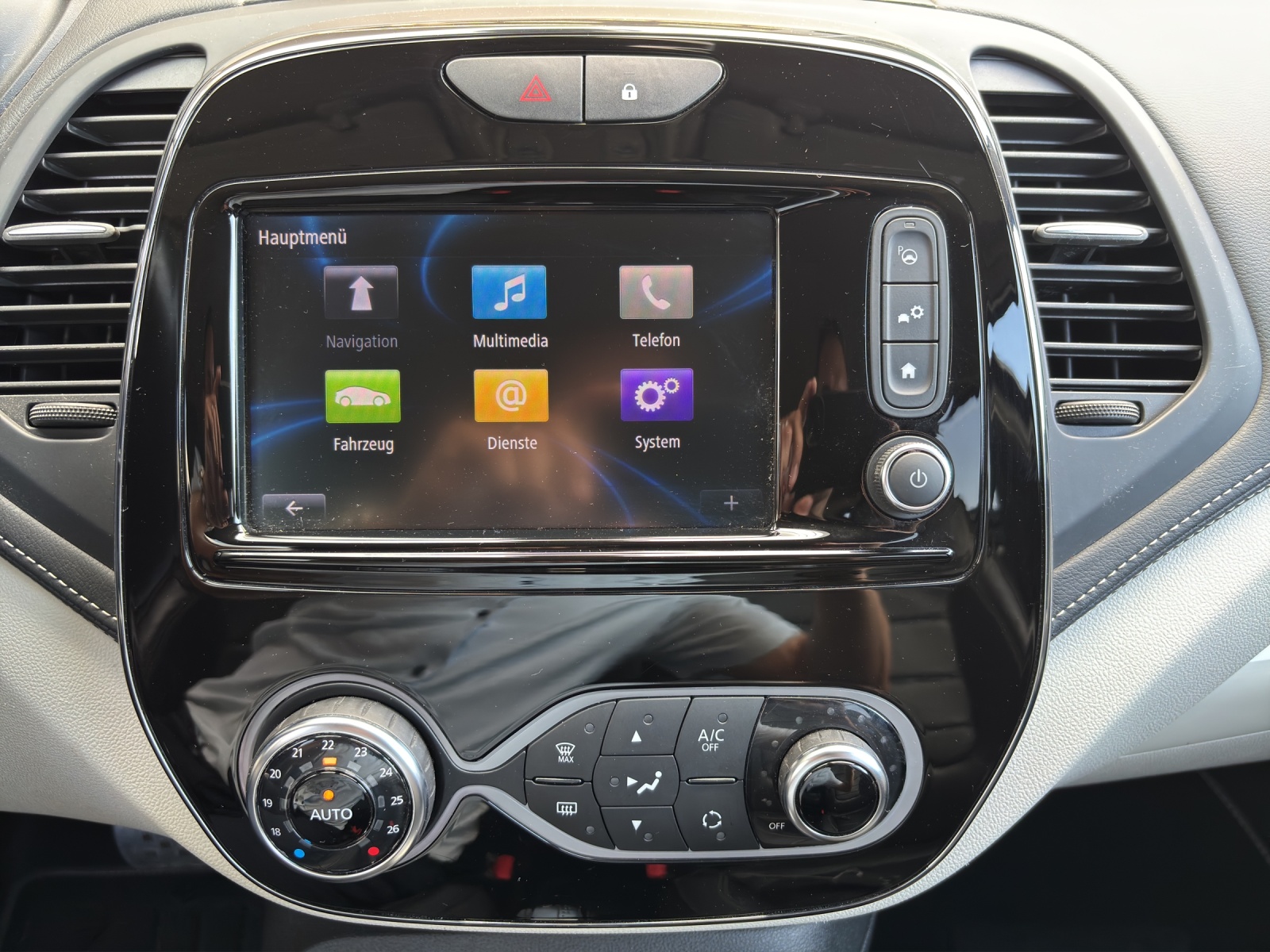 RENAULT Captur 1.3 T 16V Initiale Paris EDC mit Leder und Winterräder-image-13