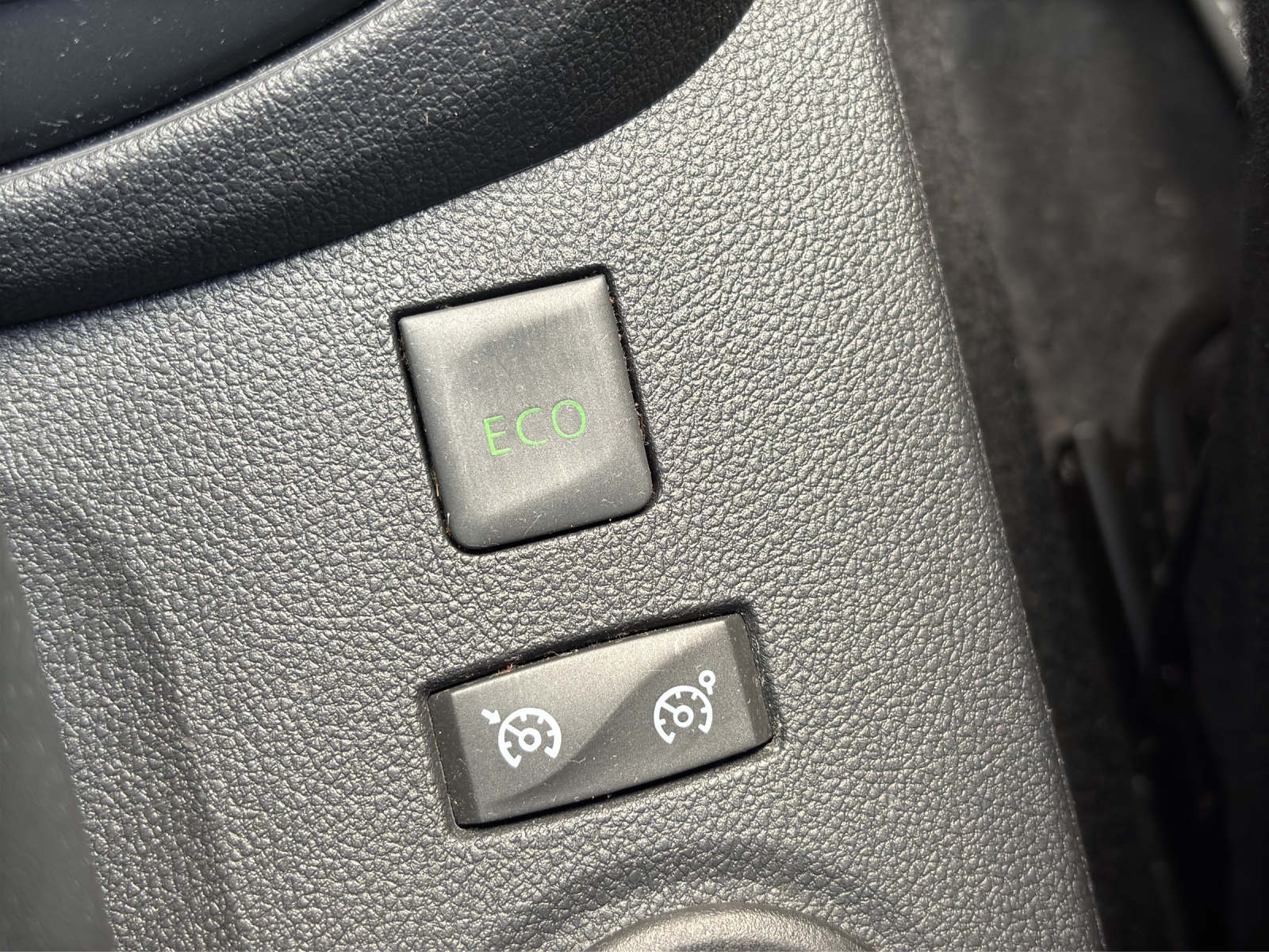 RENAULT Captur 1.3 T 16V Initiale Paris EDC mit Leder und Winterräder-image-16