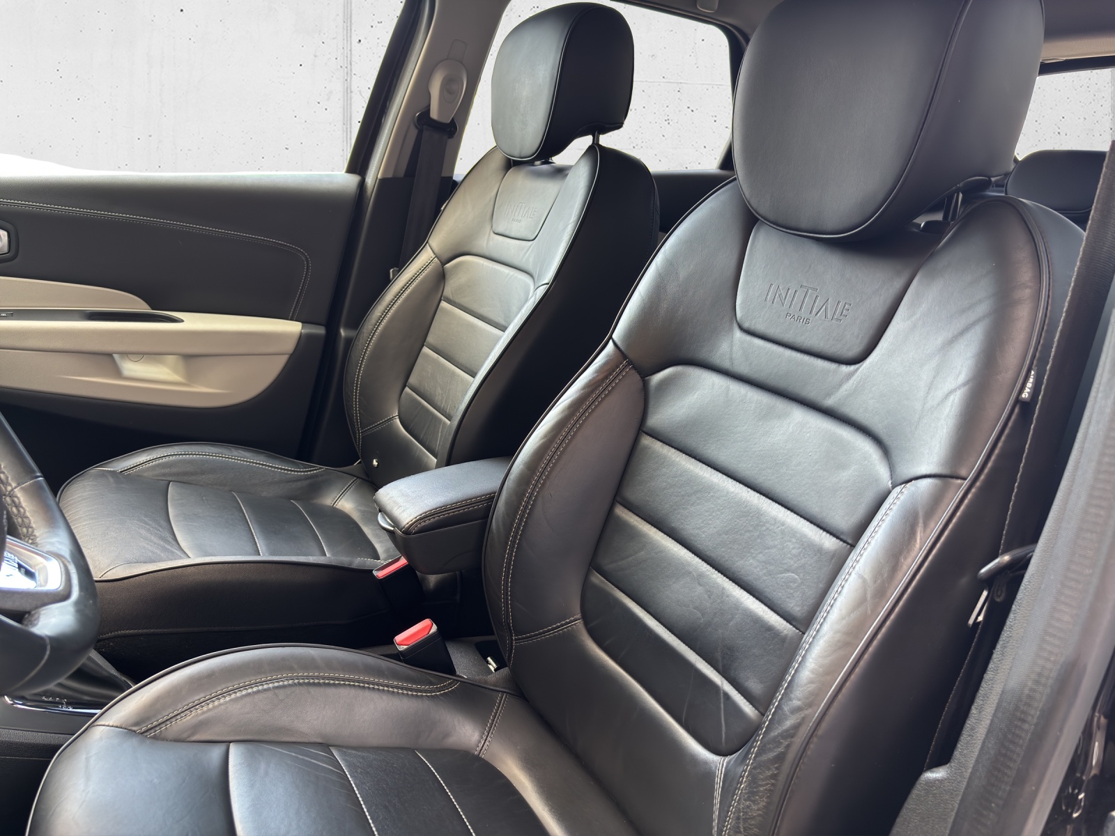 RENAULT Captur 1.3 T 16V Initiale Paris EDC mit Leder und Winterräder-image-23