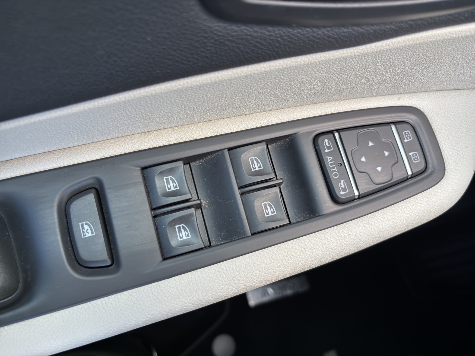 RENAULT Captur 1.3 T 16V Initiale Paris EDC mit Leder und Winterräder-image-26