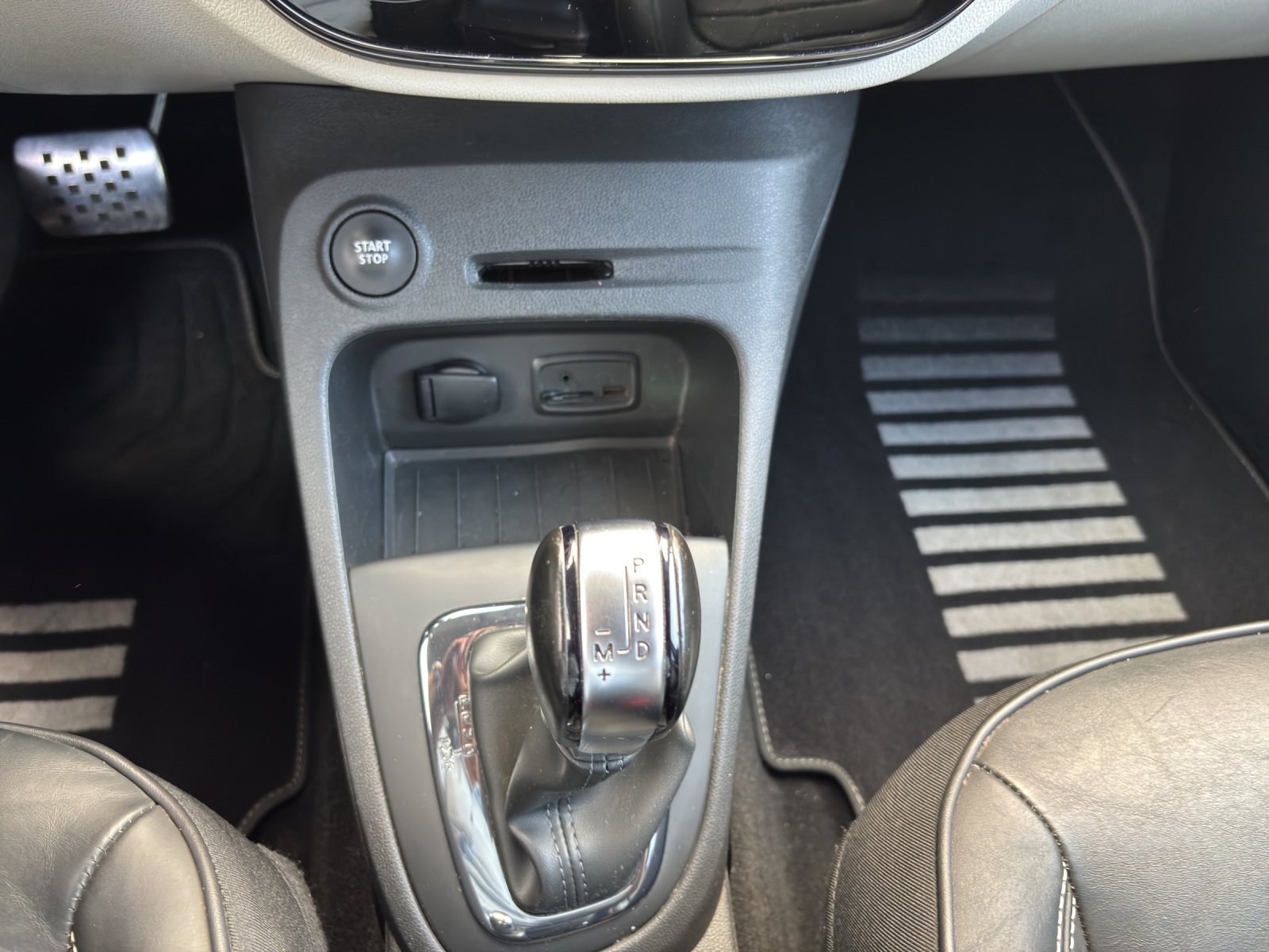 RENAULT Captur 1.3 T 16V Initiale Paris EDC mit Leder und Winterräder-image-14