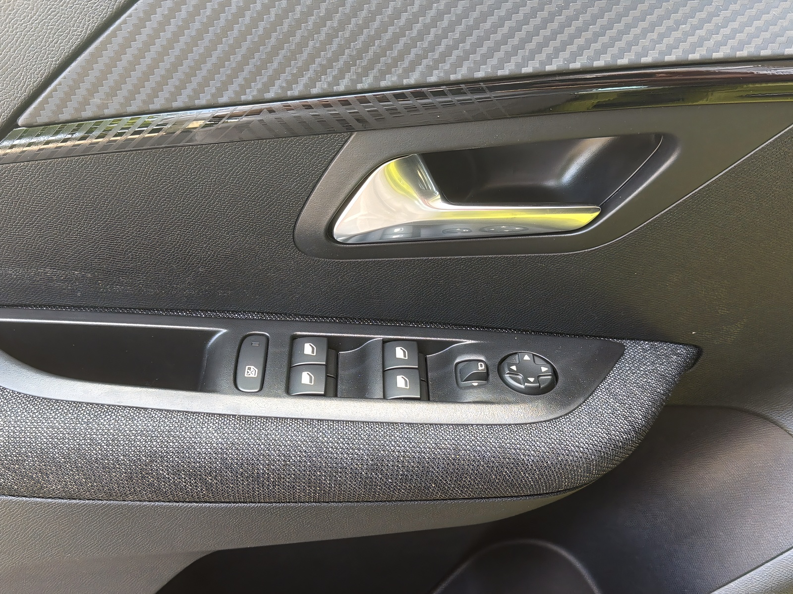 PEUGEOT 208 1.2 Hybrid Style-image-16