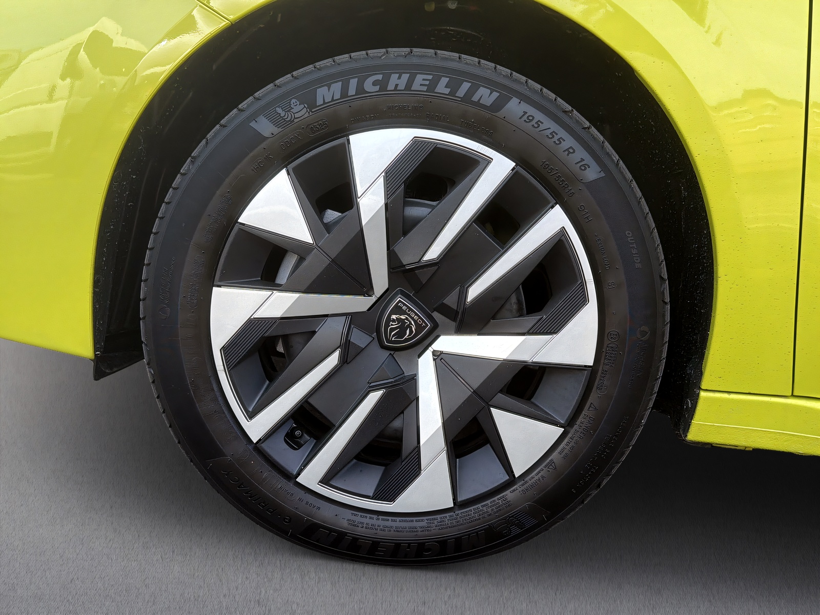 PEUGEOT 208 1.2 Hybrid Style-image-19
