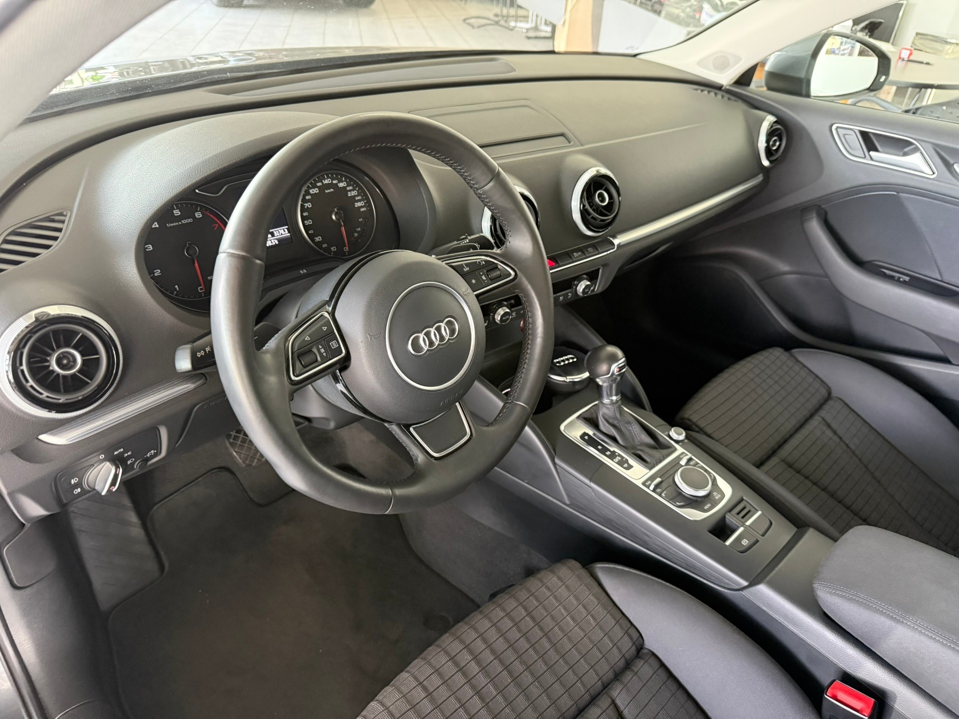 AUDI A3 Limousine 1.8 TFSI Ambition S-tronic-image-11