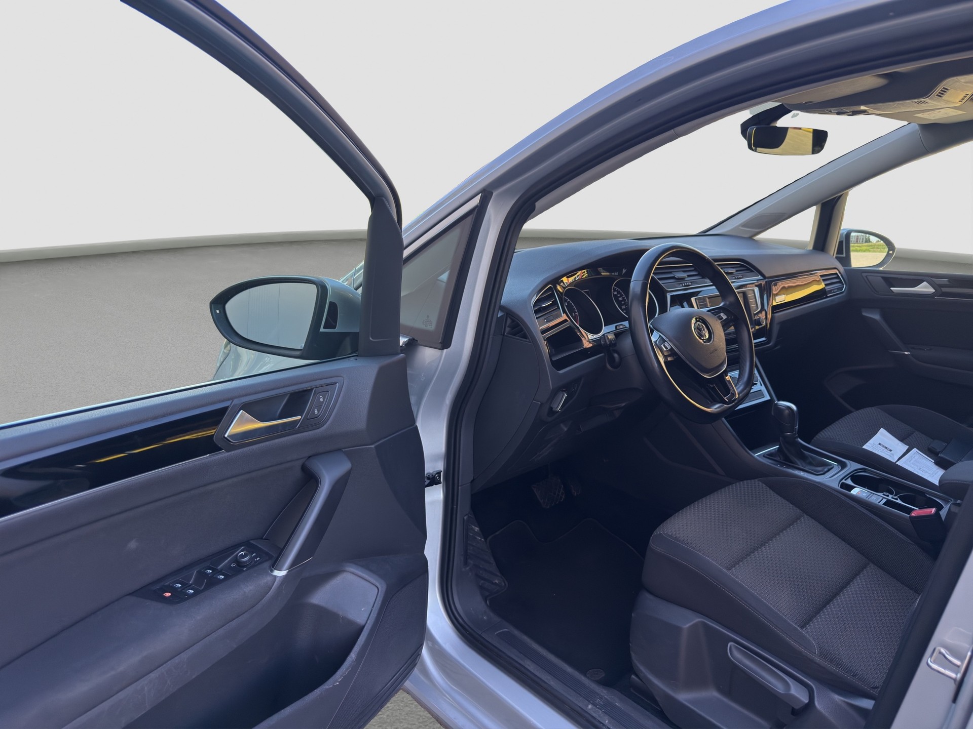 VW Touran 1.6 TDI BlueMotion Technology Comfortline DSG ** Frisch ab MFK und Service **-image-7