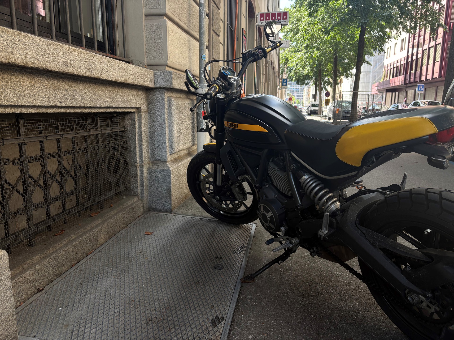 DUCATI SCRAMBLER 800-showroom-element-1