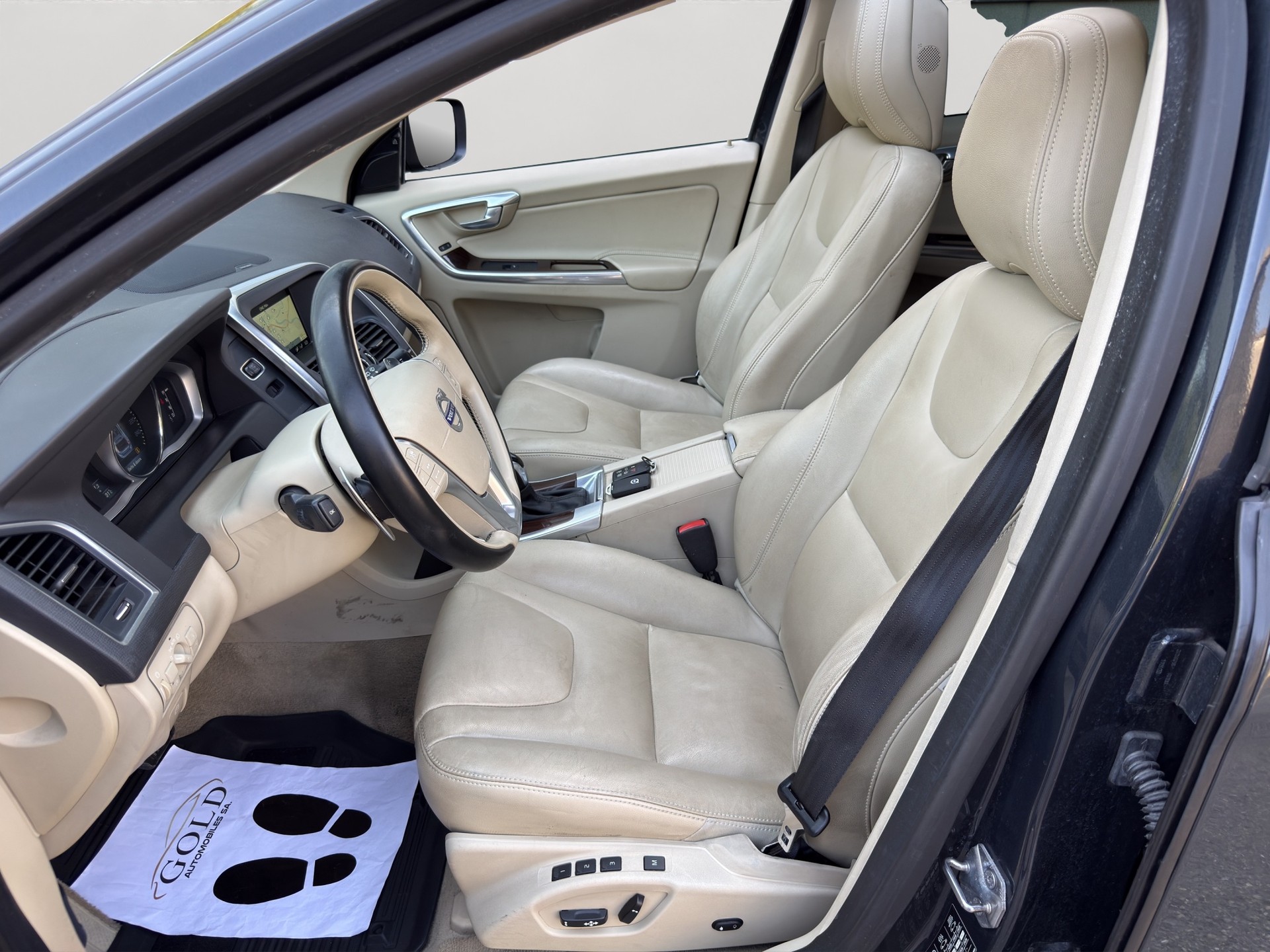 VOLVO XC60 D5 AWD Summum Geartronic-image-3