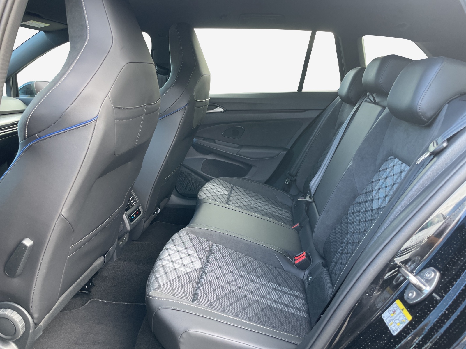 VW Golf Variant 2.0 TSI R-Line DSG 4 Motion-image-11