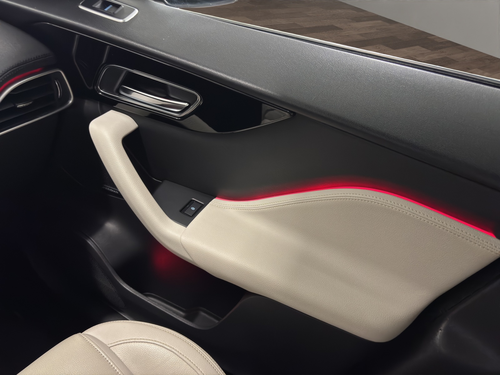 JAGUAR F-Pace 25d Prestige AWD Automatik-image-16