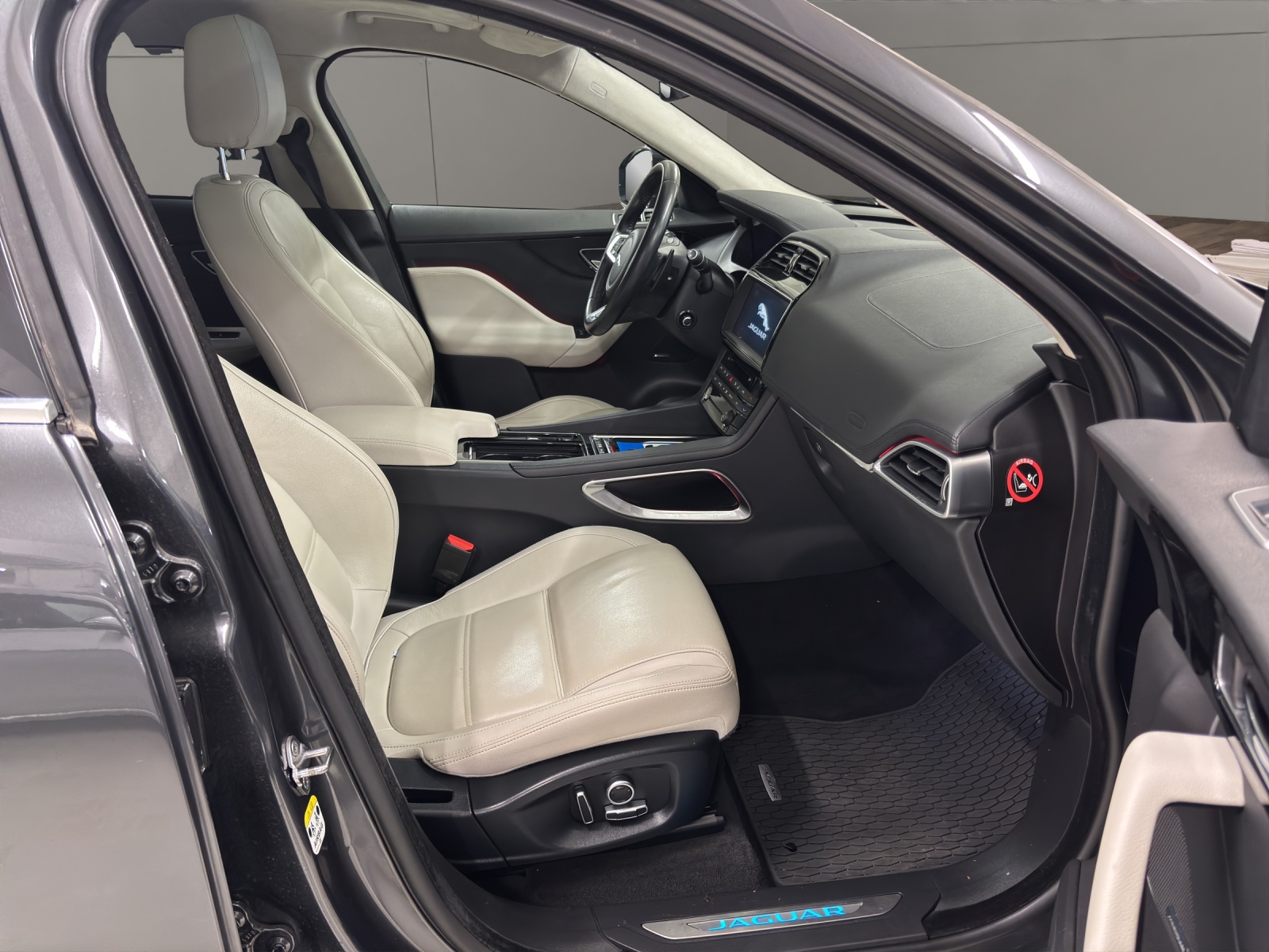 JAGUAR F-Pace 25d Prestige AWD Automatik-image-17