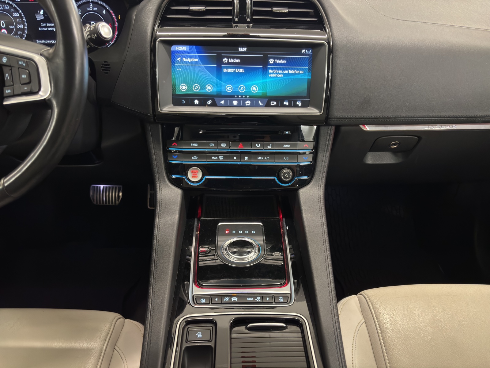 JAGUAR F-Pace 25d Prestige AWD Automatik-image-14
