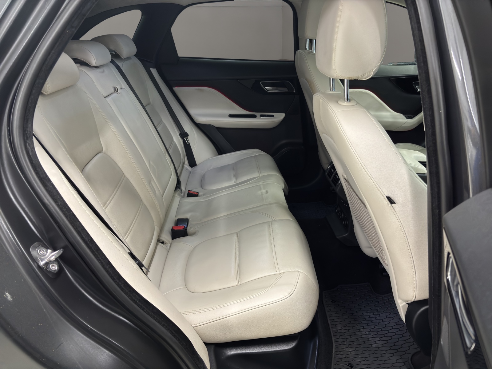 JAGUAR F-Pace 25d Prestige AWD Automatik-image-18