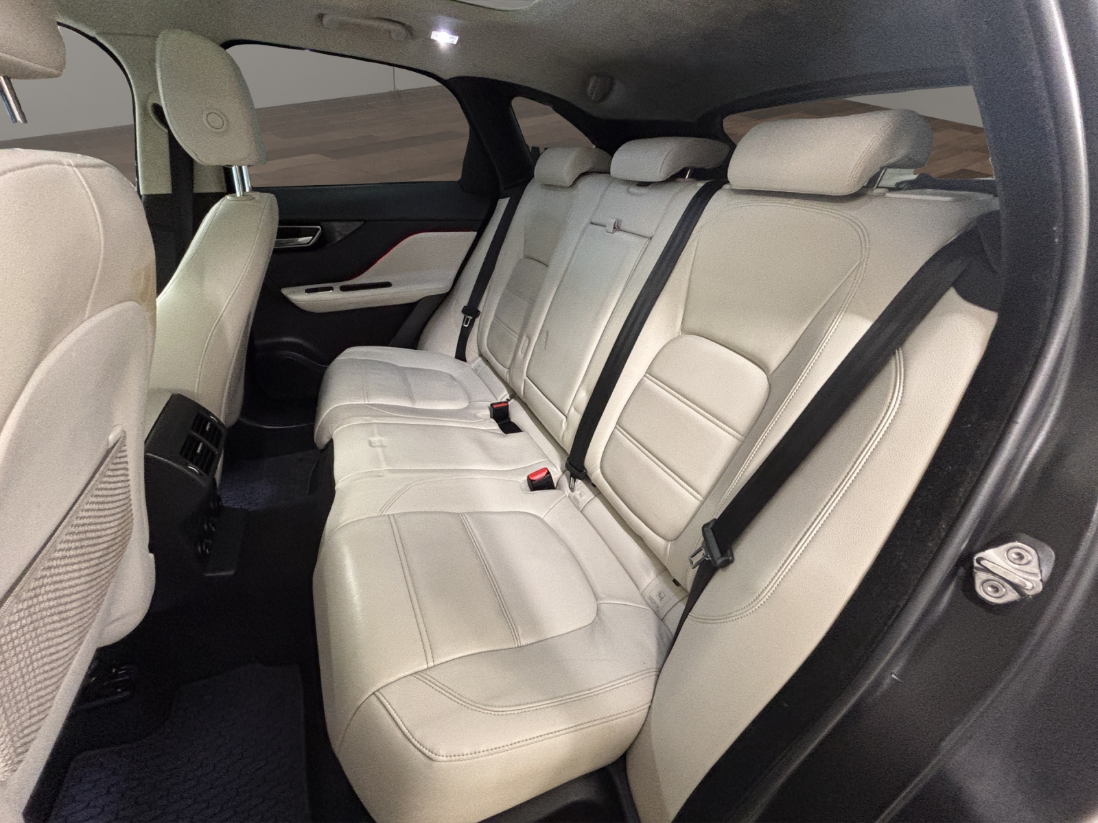JAGUAR F-Pace 25d Prestige AWD Automatik-image-12