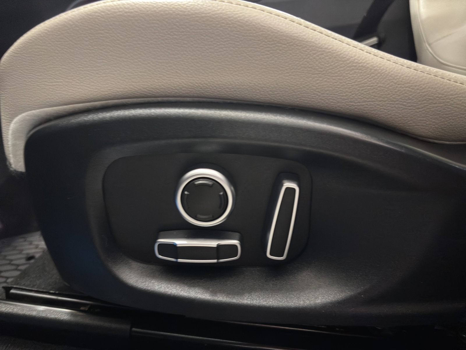 JAGUAR F-Pace 25d Prestige AWD Automatik-image-24