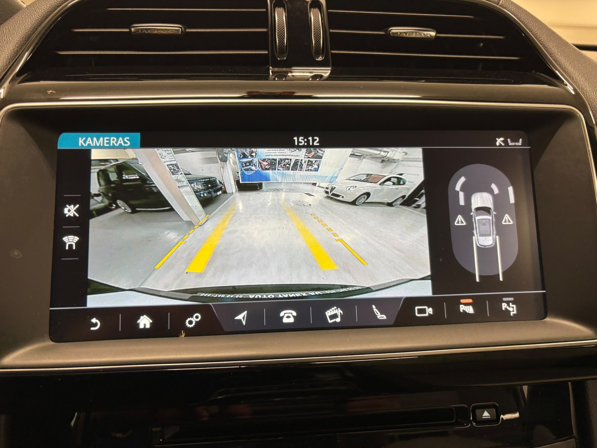JAGUAR F-Pace 25d Prestige AWD Automatik-image-25