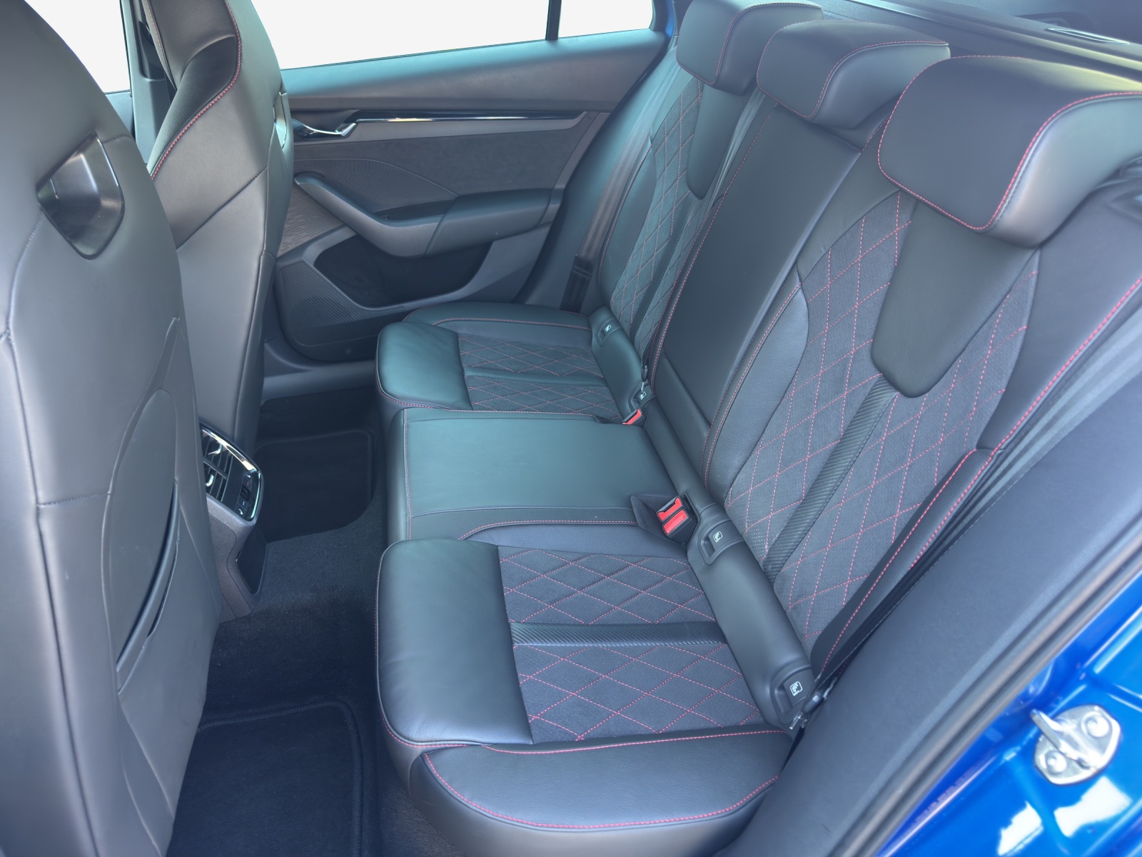 SKODA Octavia Combi 2.0 TSI DSG RS-image-11