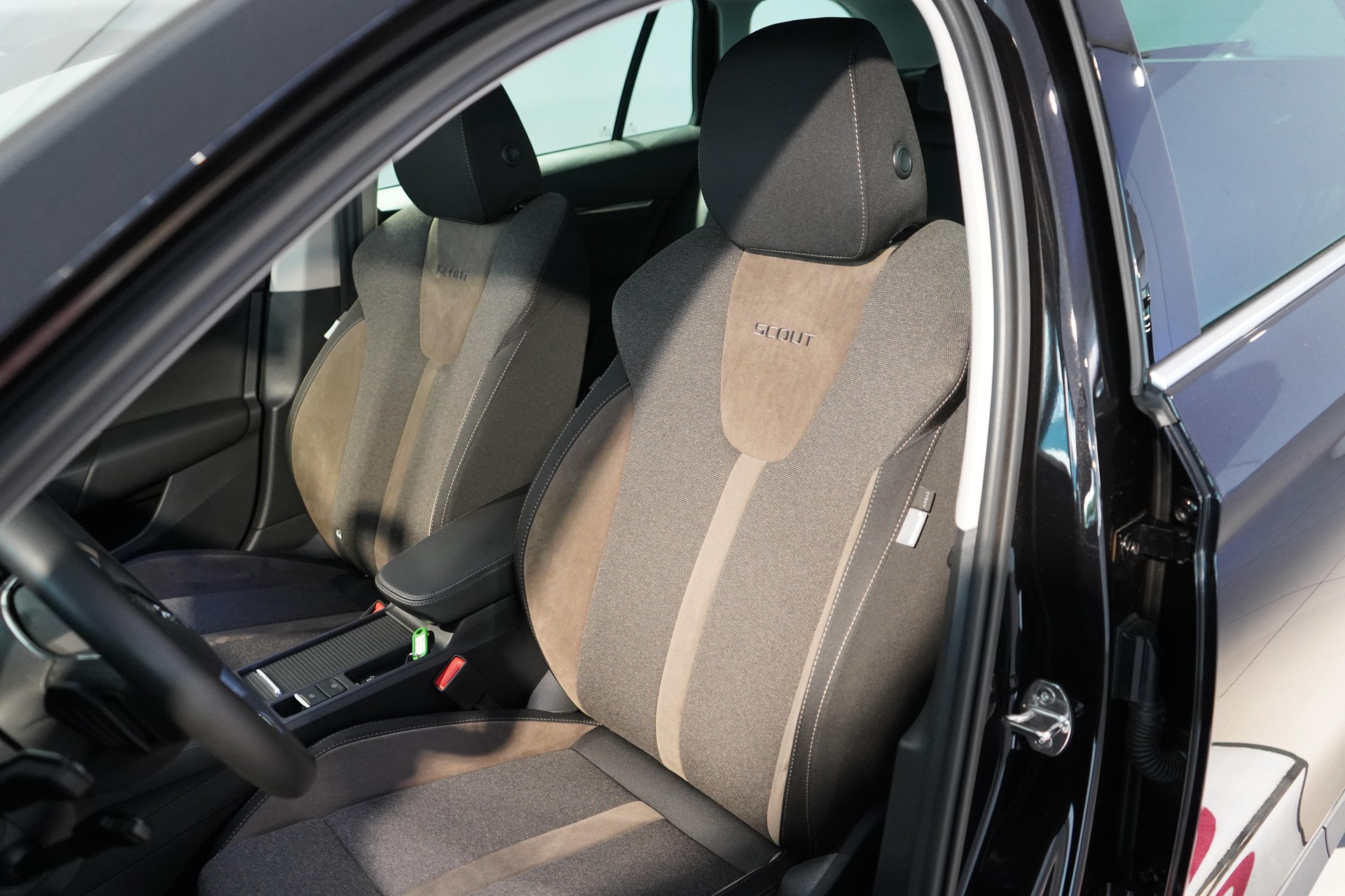 SKODA Octavia Scout 2.0 TDI 4x4 DSG-image-5
