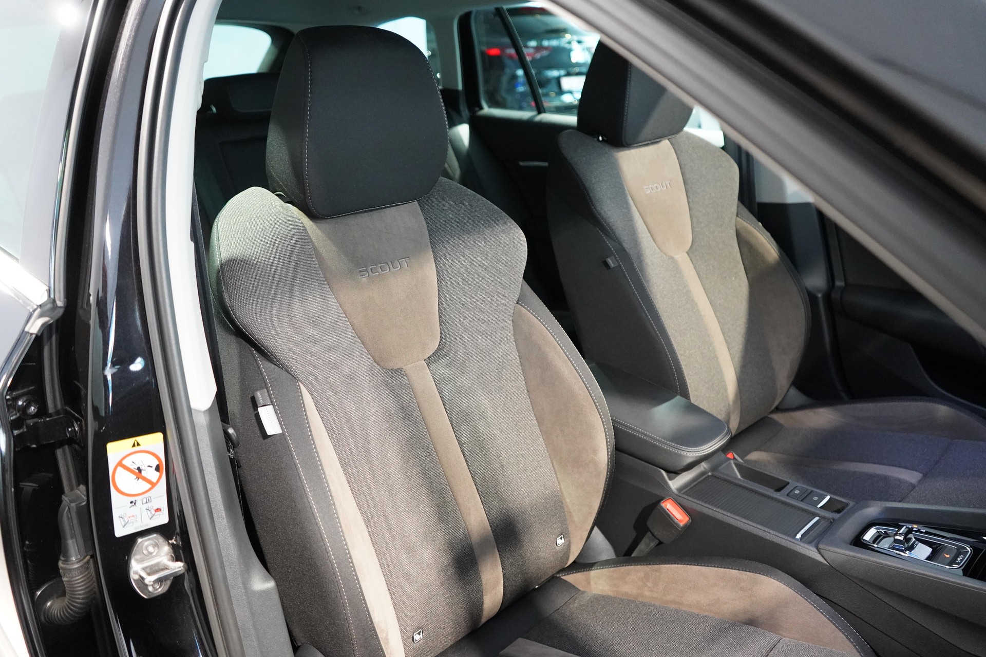 SKODA Octavia Scout 2.0 TDI 4x4 DSG-image-6