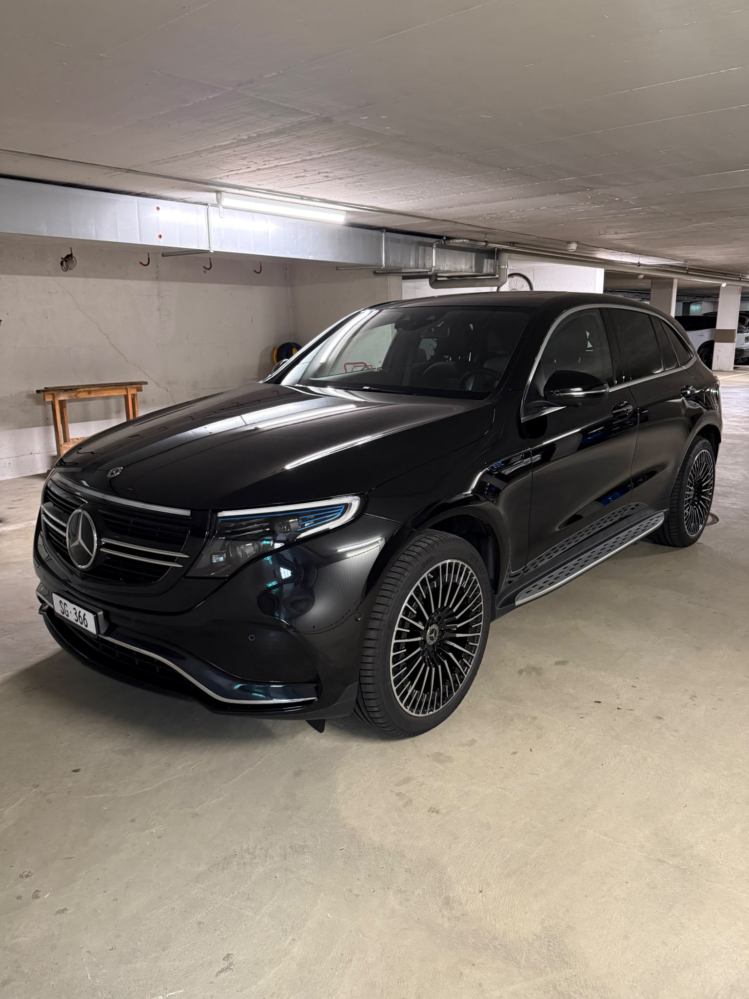 MERCEDES-BENZ EQC 400 AMG Line 4Matic-image-0