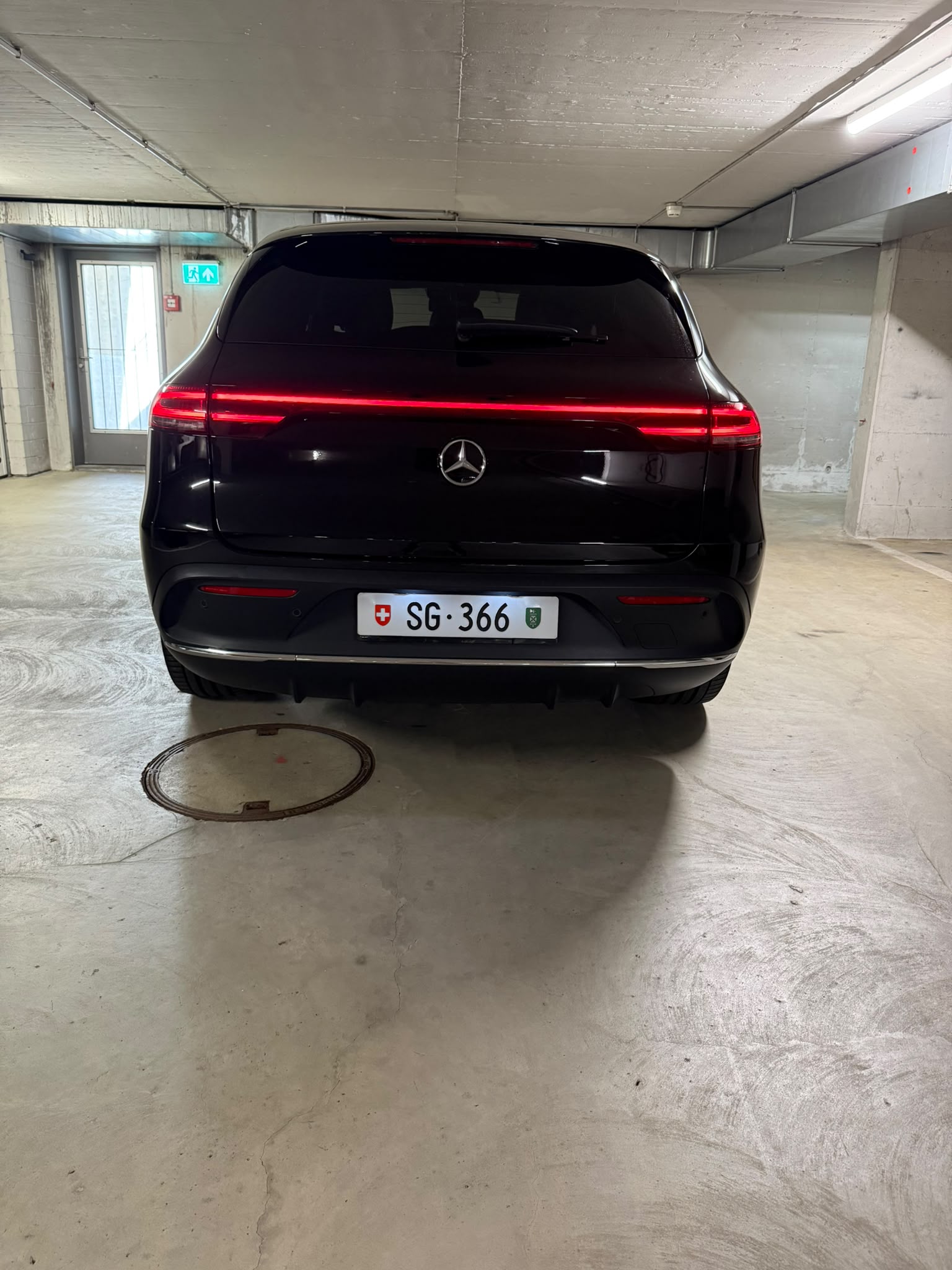 MERCEDES-BENZ EQC 400 AMG Line 4Matic-image-4