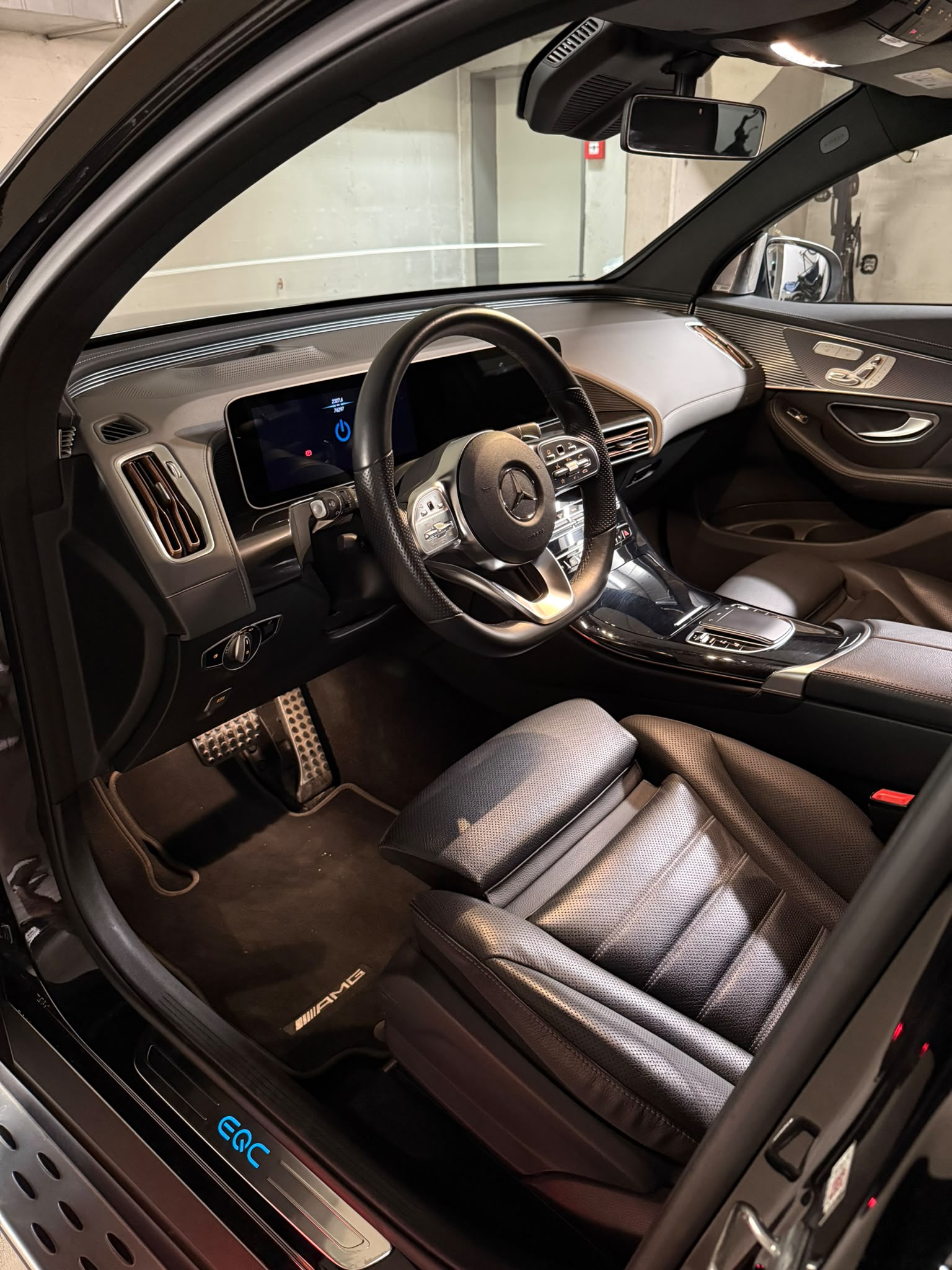 MERCEDES-BENZ EQC 400 AMG Line 4Matic-image-2