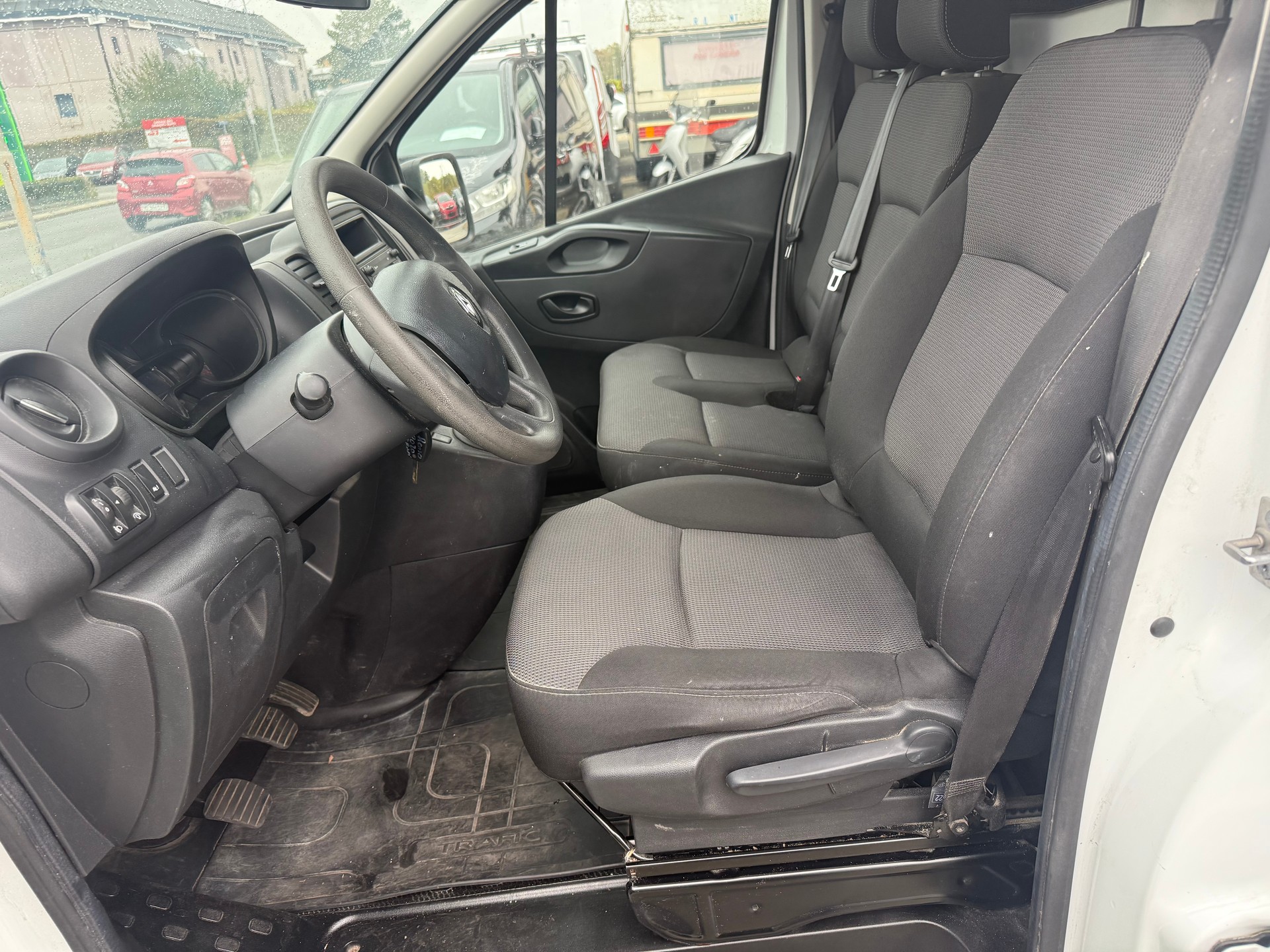 RENAULT Trafic 2.0 dCi120 2.8t Access L1H1-image-11