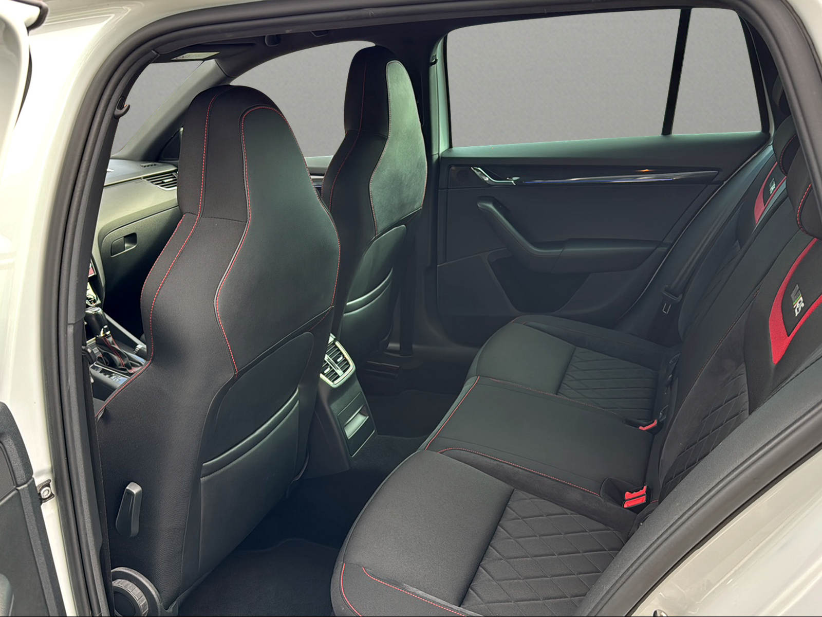 SKODA Octavia Combi 2.0 TDI RS 4x4 DSG-image-7
