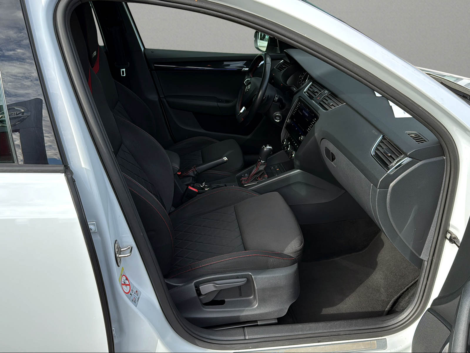 SKODA Octavia Combi 2.0 TDI RS 4x4 DSG-image-14