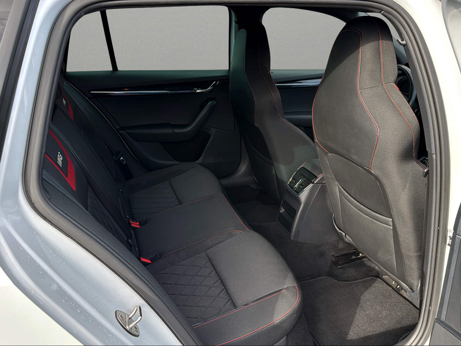 SKODA Octavia Combi 2.0 TDI RS 4x4 DSG-image-13