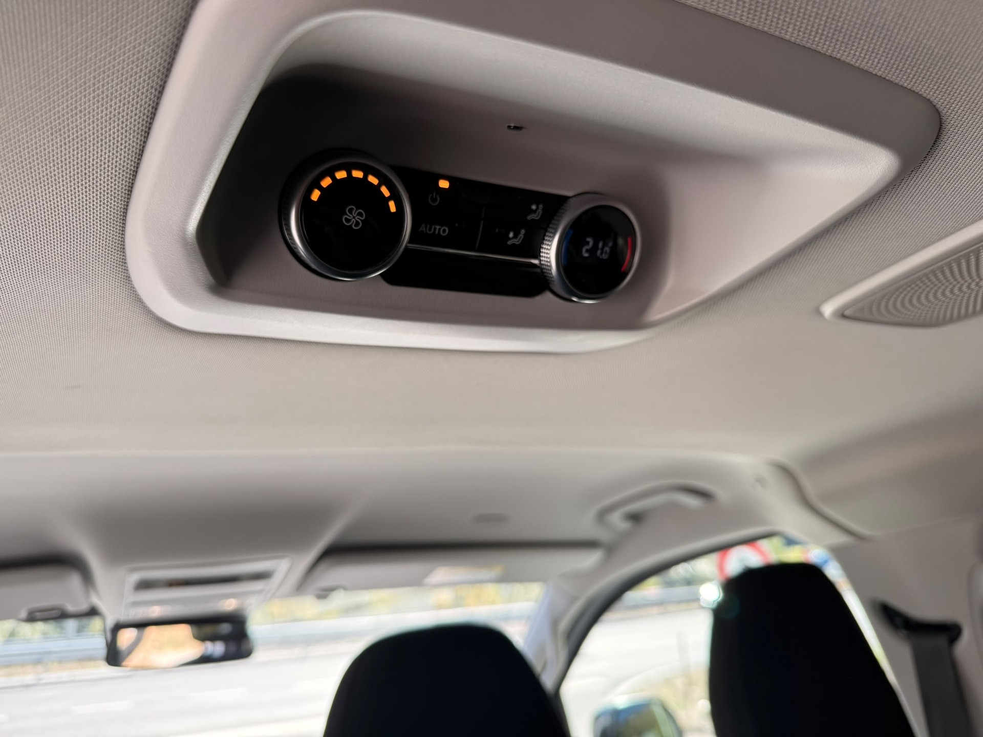 VW Caravelle 2.0 TDI Life LWB 4 Motion Aut 8-image-11