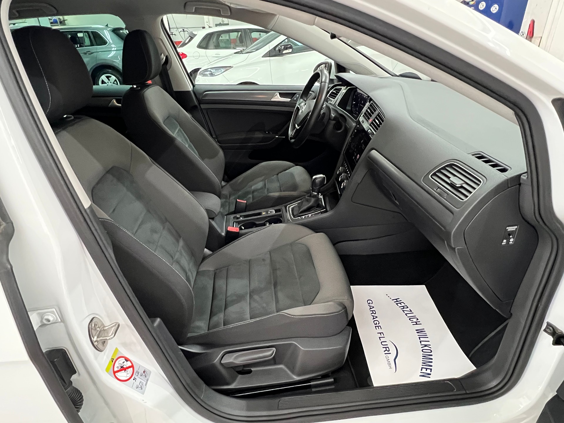 VW Golf 1.4 TSI R-Line Highline DSG-image-12