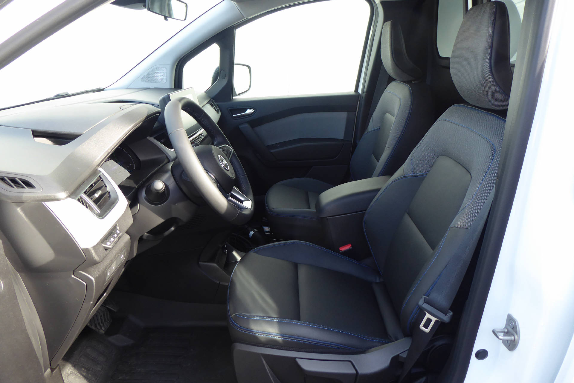 NISSAN Townstar EV45 kWh 22kW L1 Tekna-image-3
