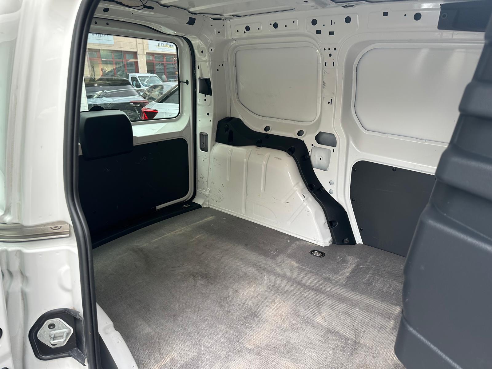 VW Caddy Cargo 2.0TDI-image-5