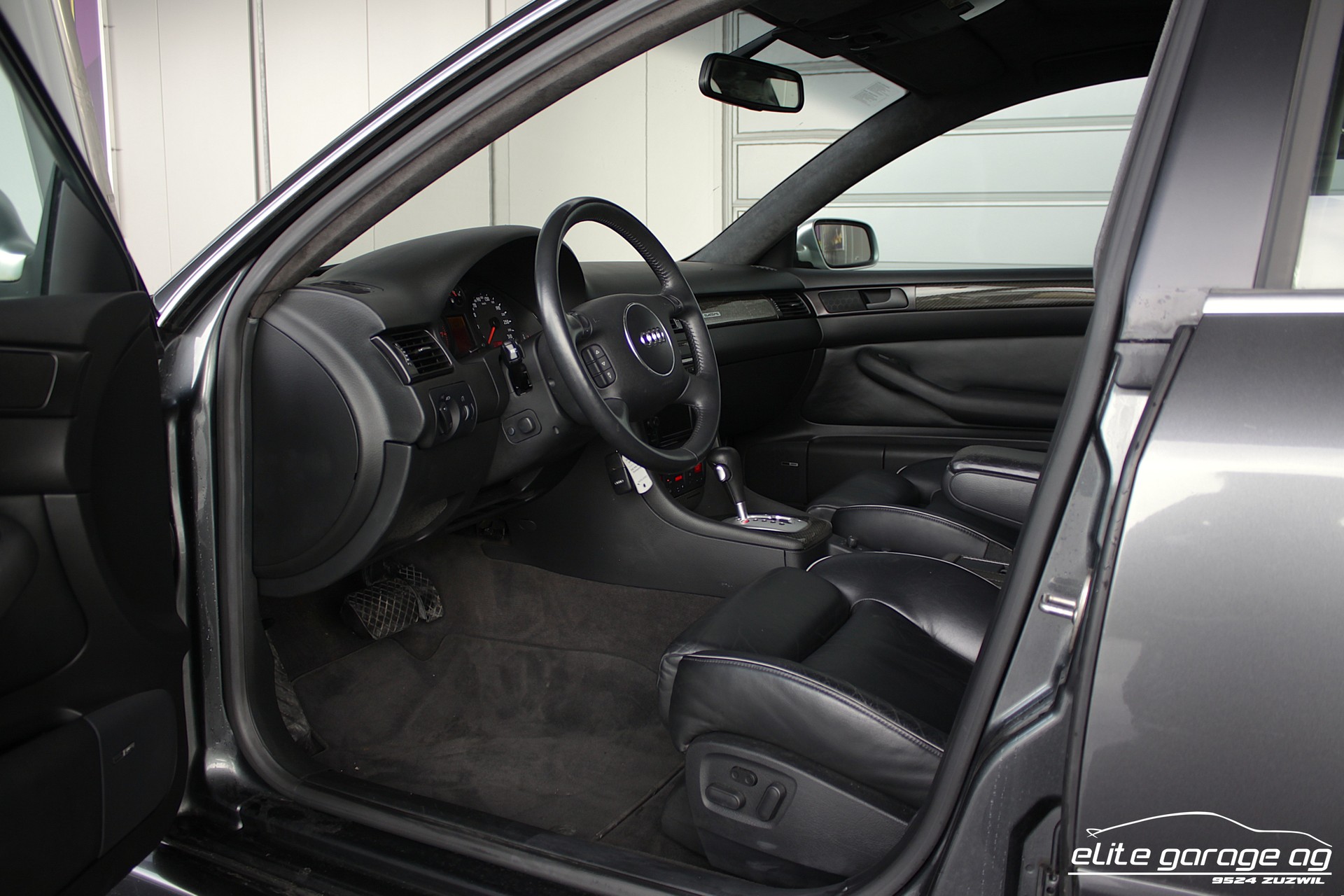 AUDI RS6 Avant quattro tiptronic-image-13